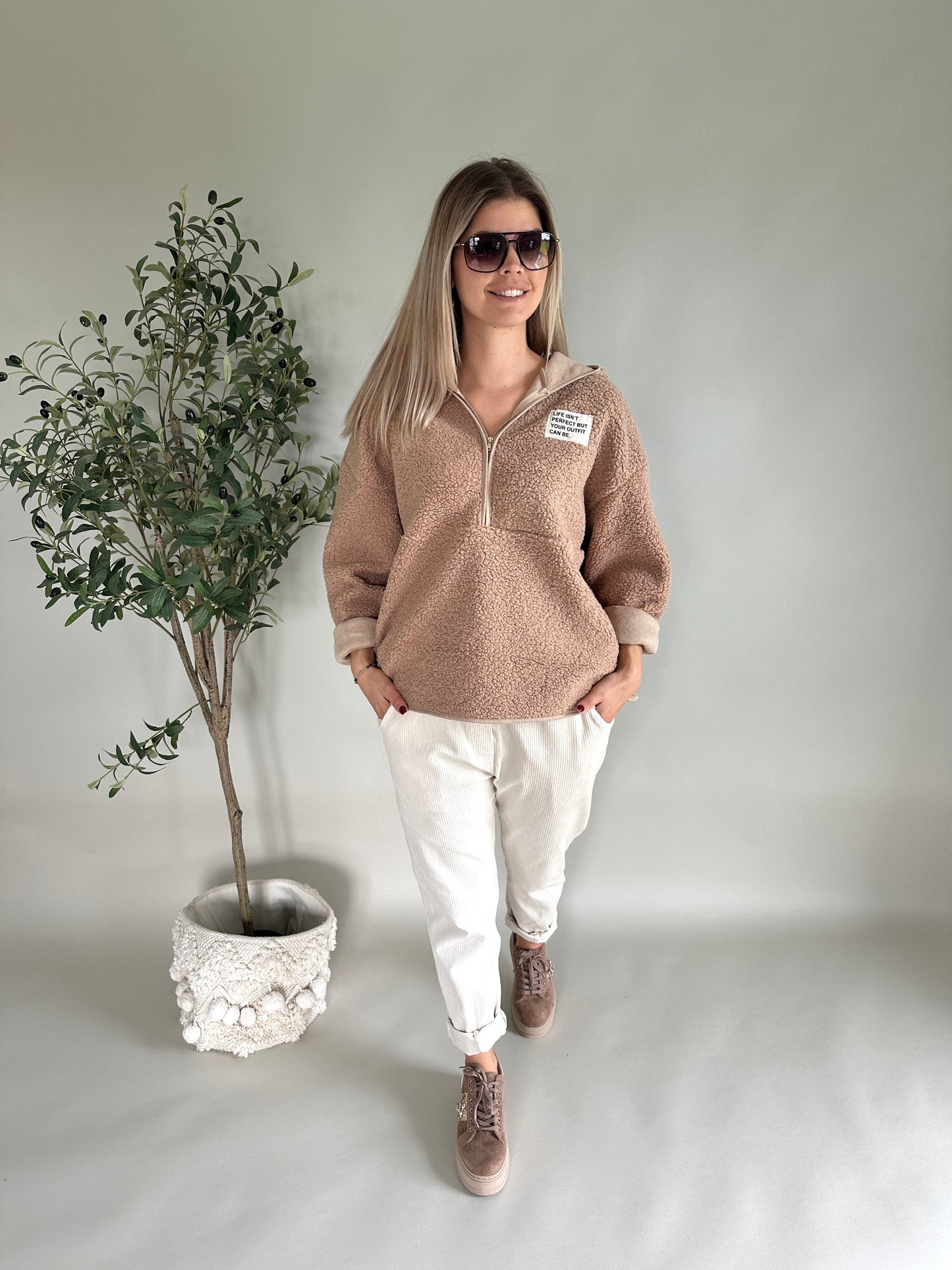 pullover in zimt mit kapuze und reißverschluß vorne