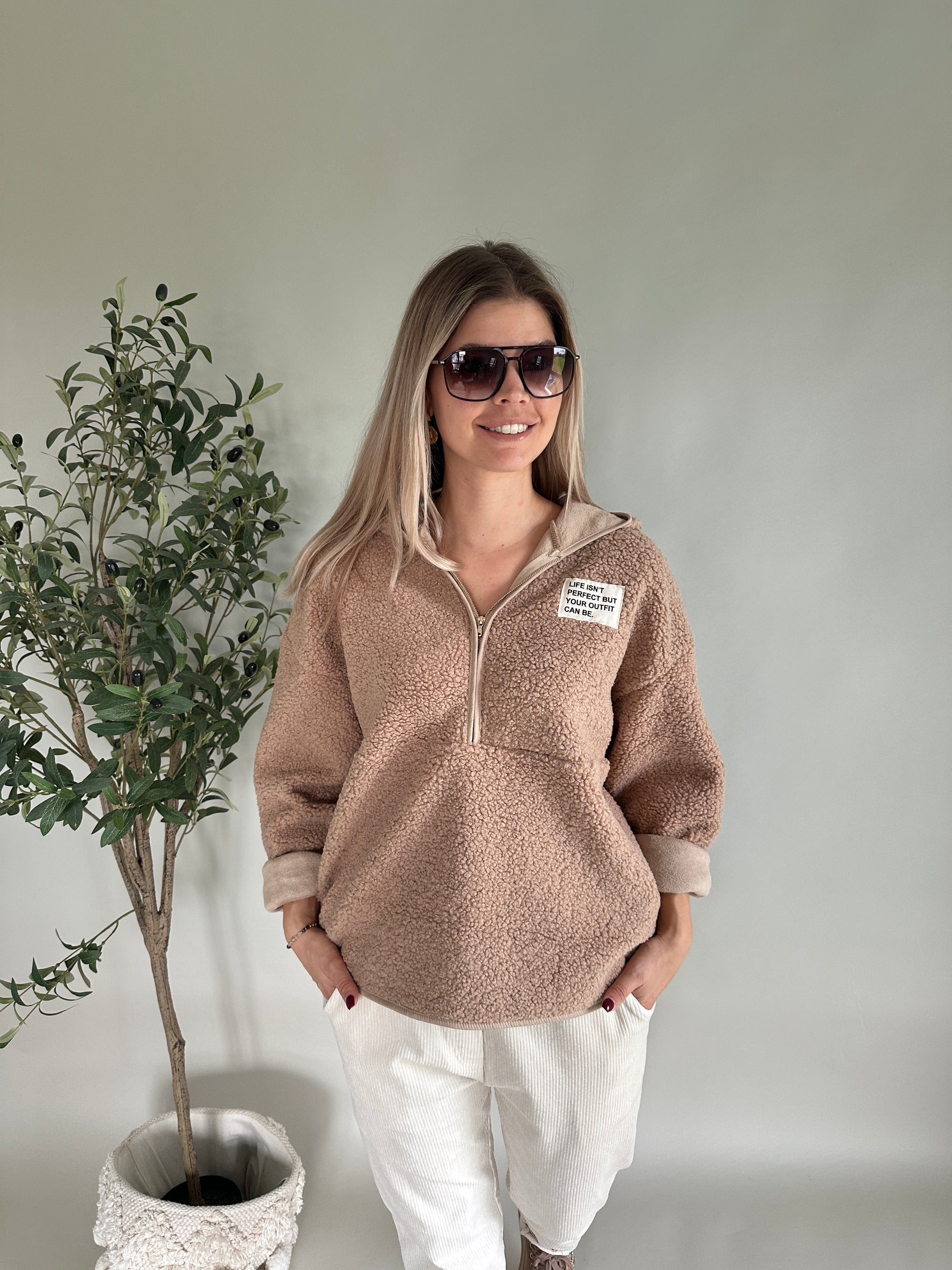 Pullover in Zimt mit Kapuze und Reißverschluß vorne