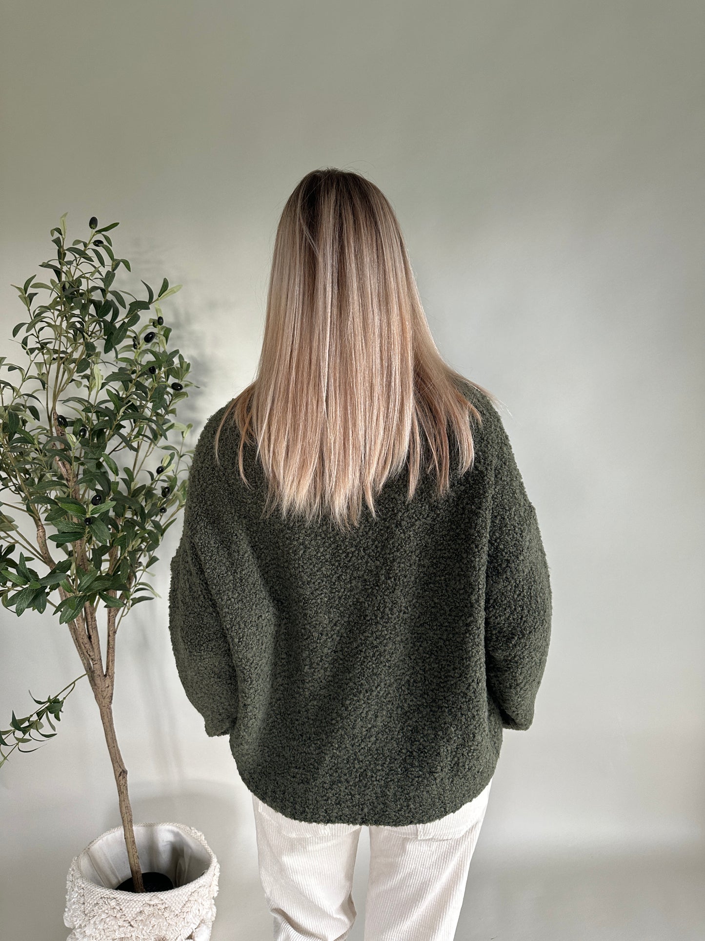 pullover in olivgrün