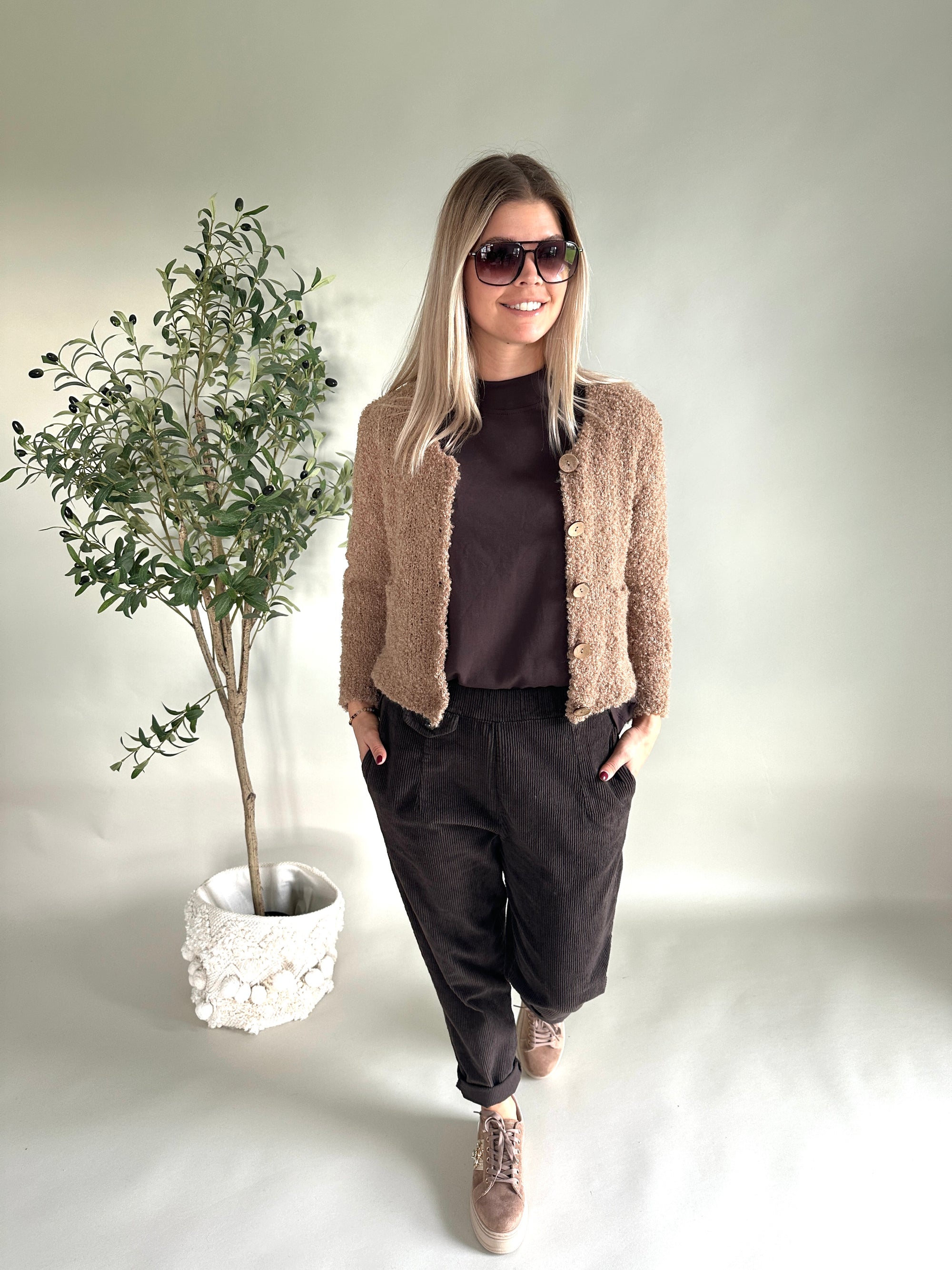 Strickjacke in Zimt vorne Taschen