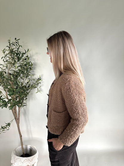 Strickjacke in Zimt vorne Taschen