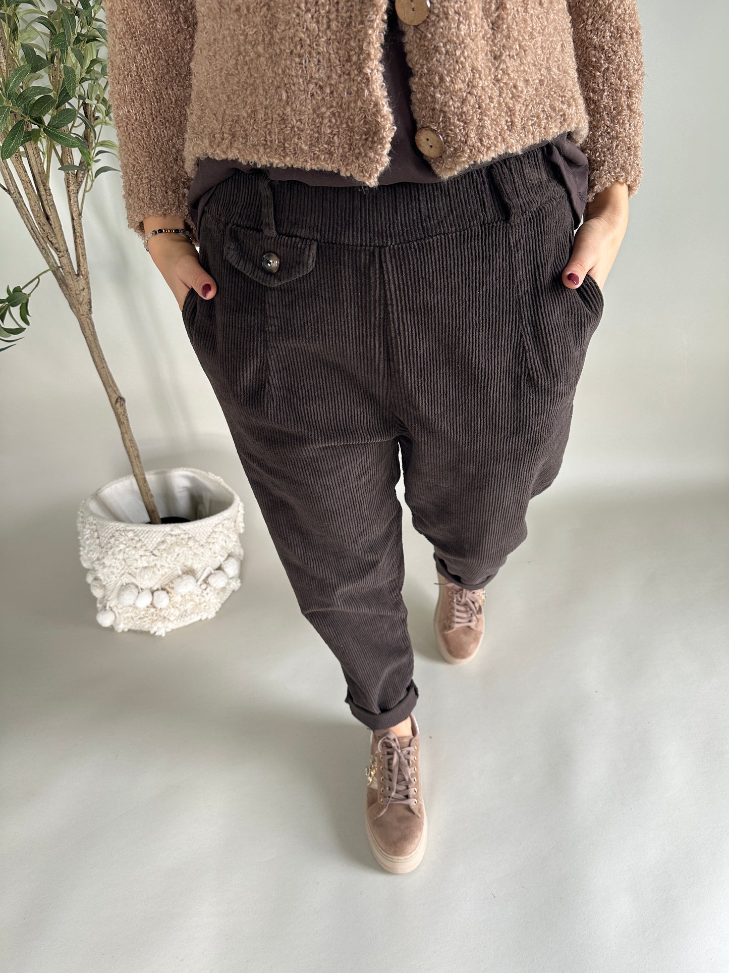 hose in schokobraun ( cord ) mit kleiner tasche vorne