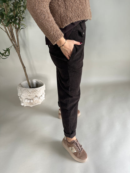 Hose in Schokobraun ( Cord ) mit kleiner Tasche vorne