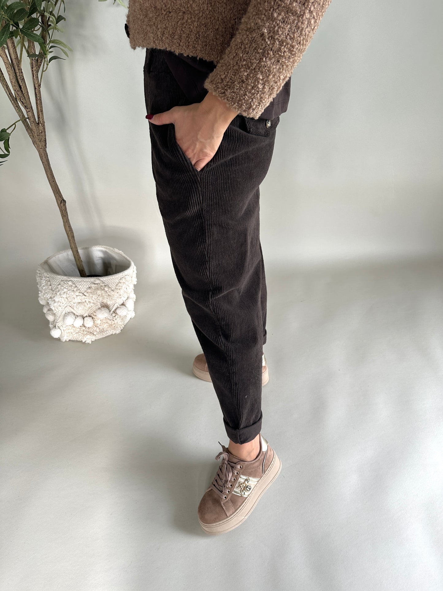 hose in schokobraun ( cord ) mit kleiner tasche vorne