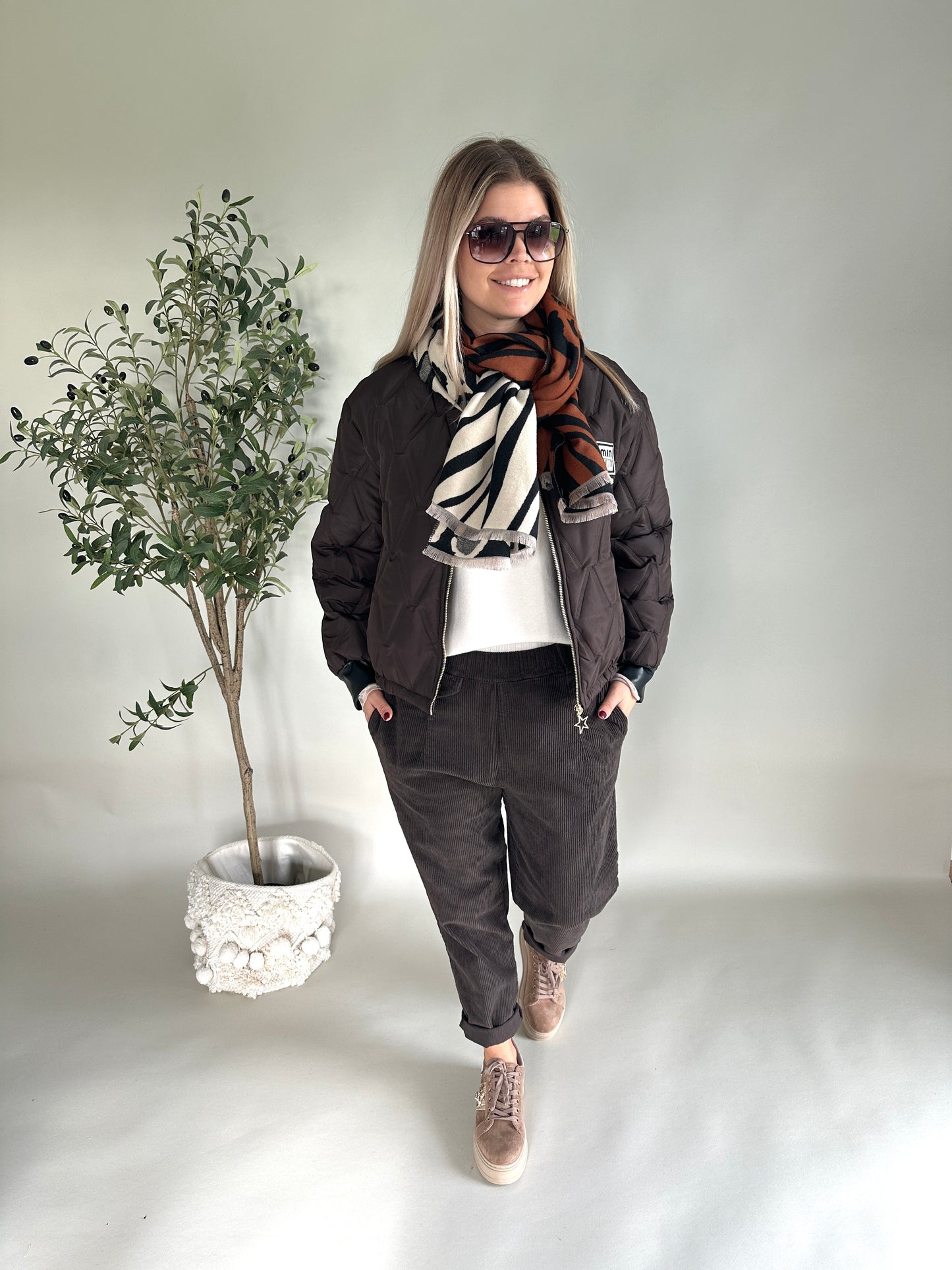 hose in schokobraun ( cord ) mit kleiner tasche vorne