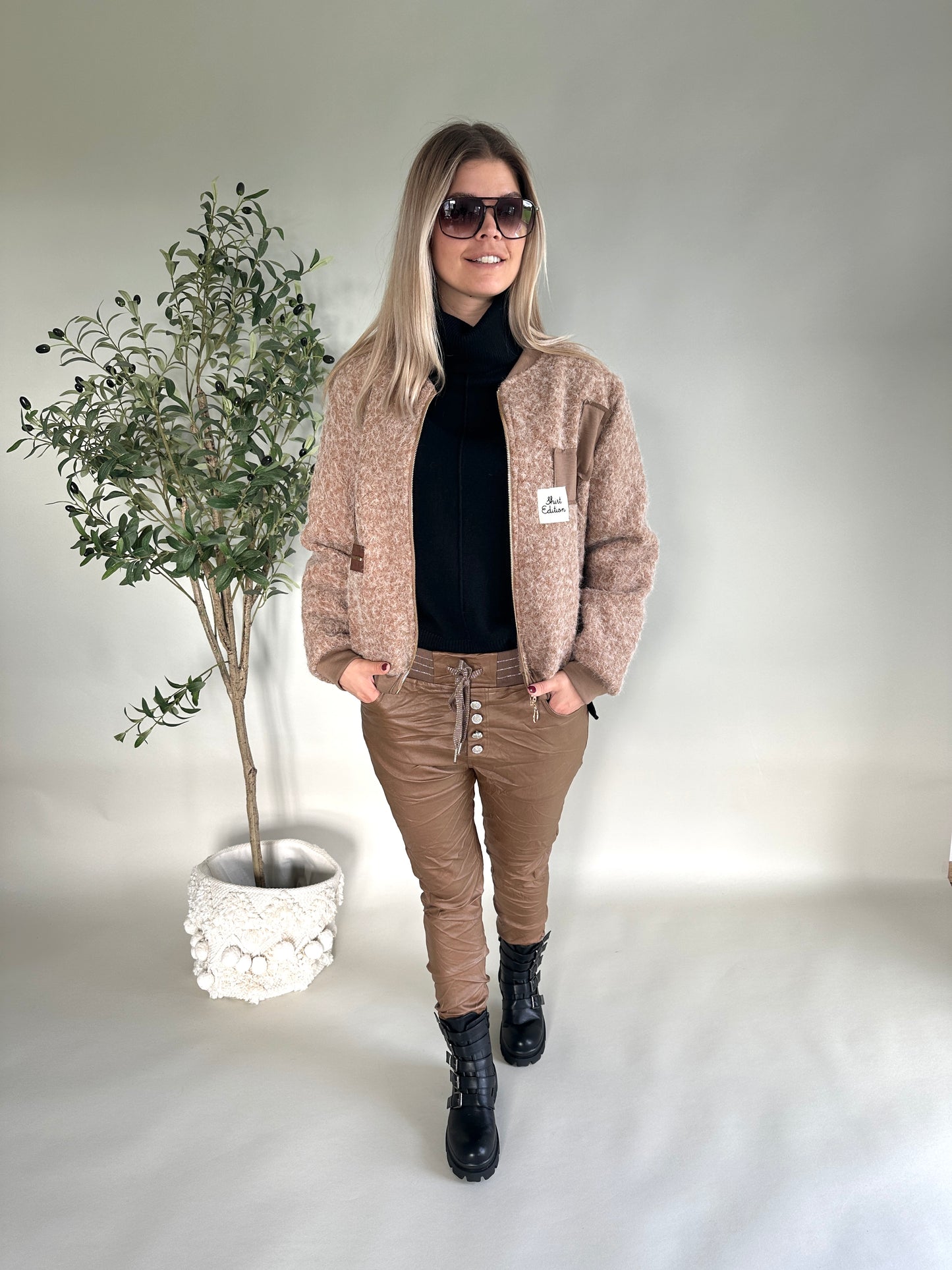 hose in zimt (lederoptik) mit glitzerknöpfe und breitem bund