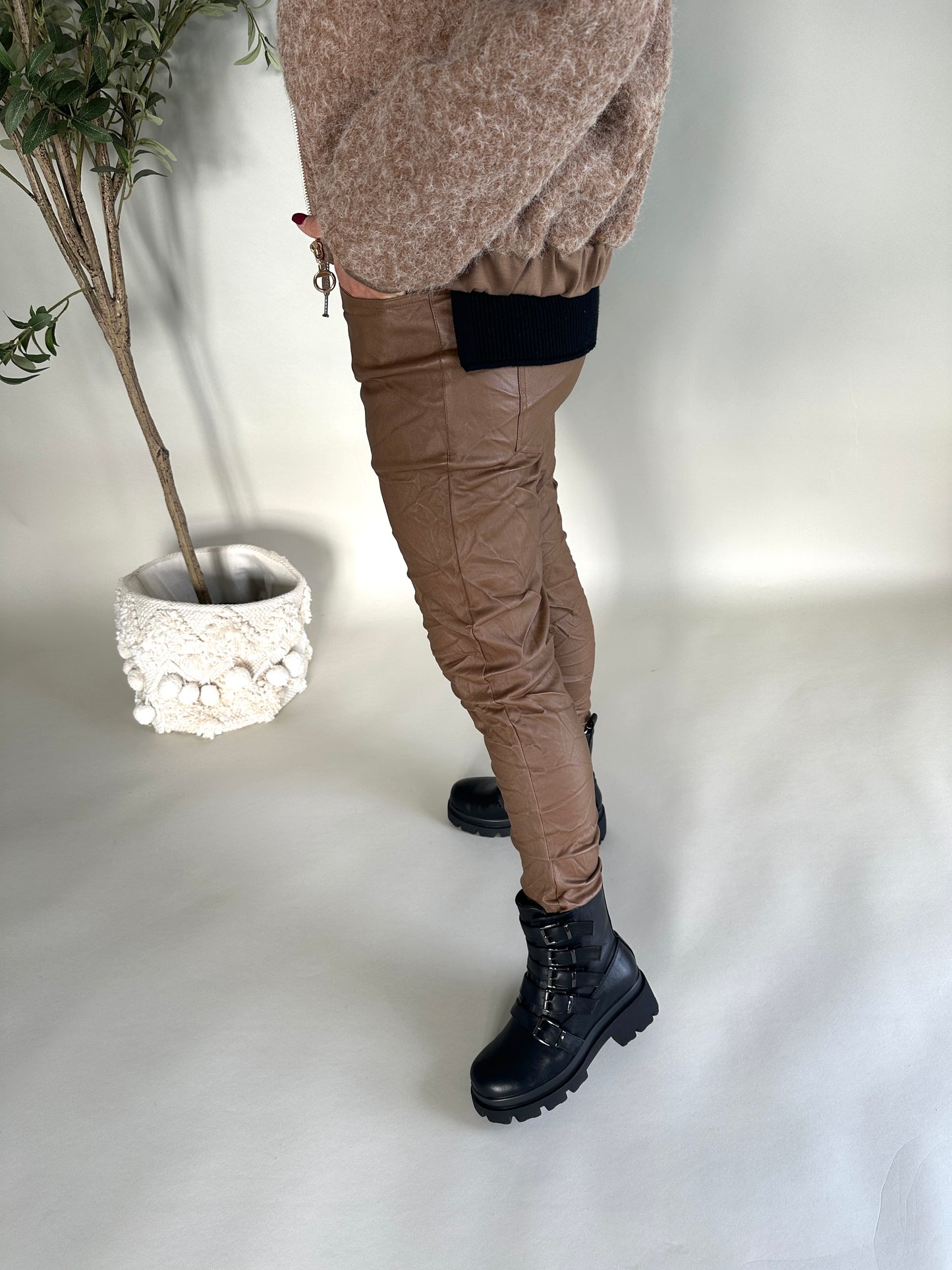 hose in zimt (lederoptik) mit glitzerknöpfe und breitem bund