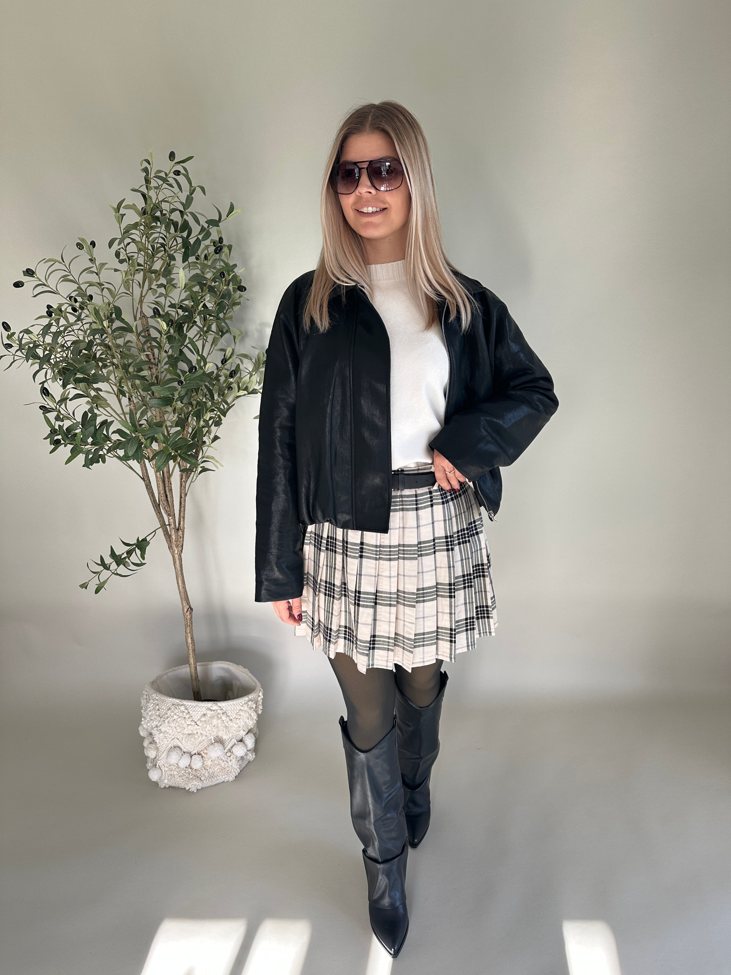 Rock kariert in Schwarz/Wollweiß mit Gürtel