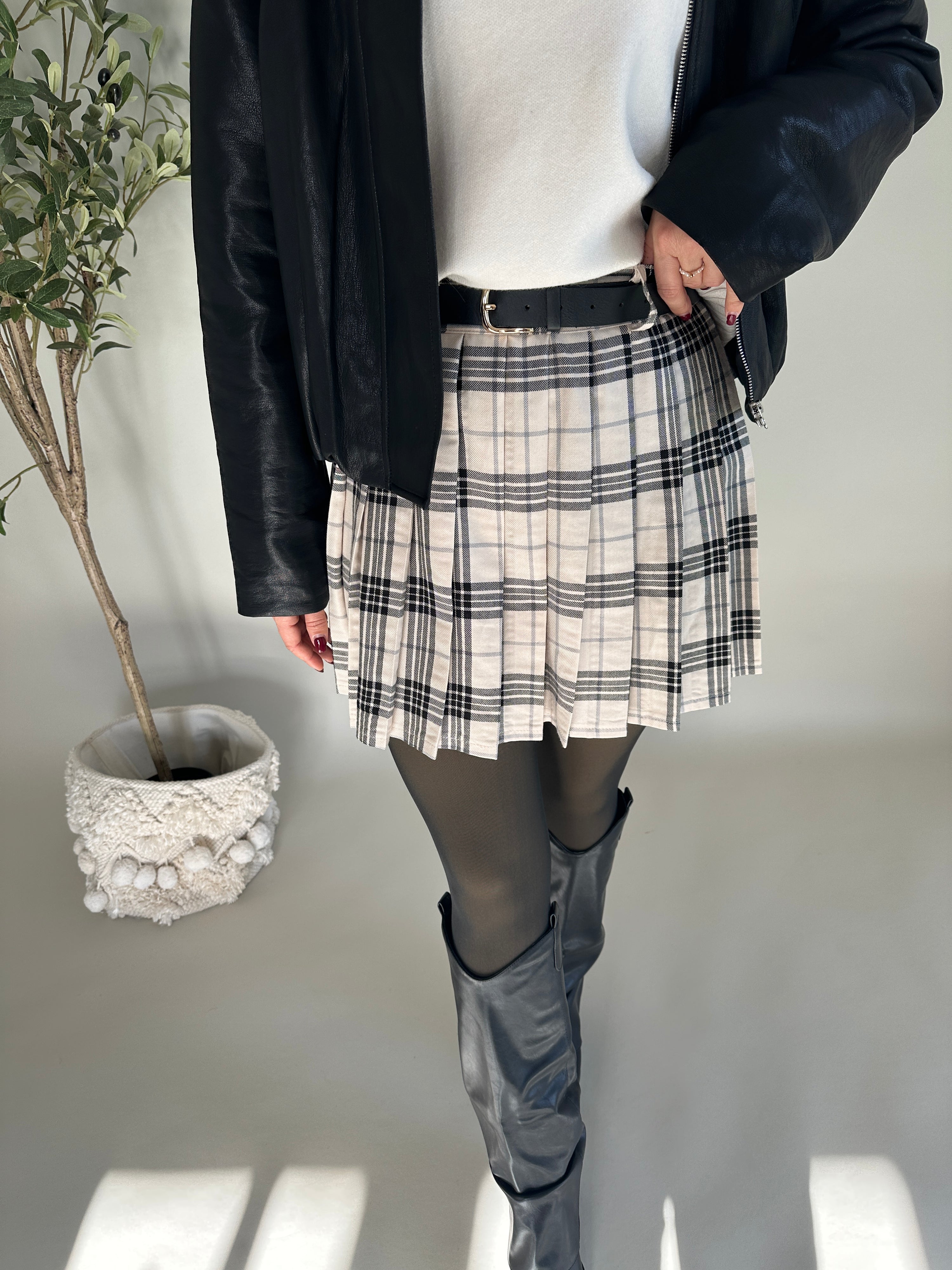 Rock kariert in Schwarz/Wollweiß mit Gürtel