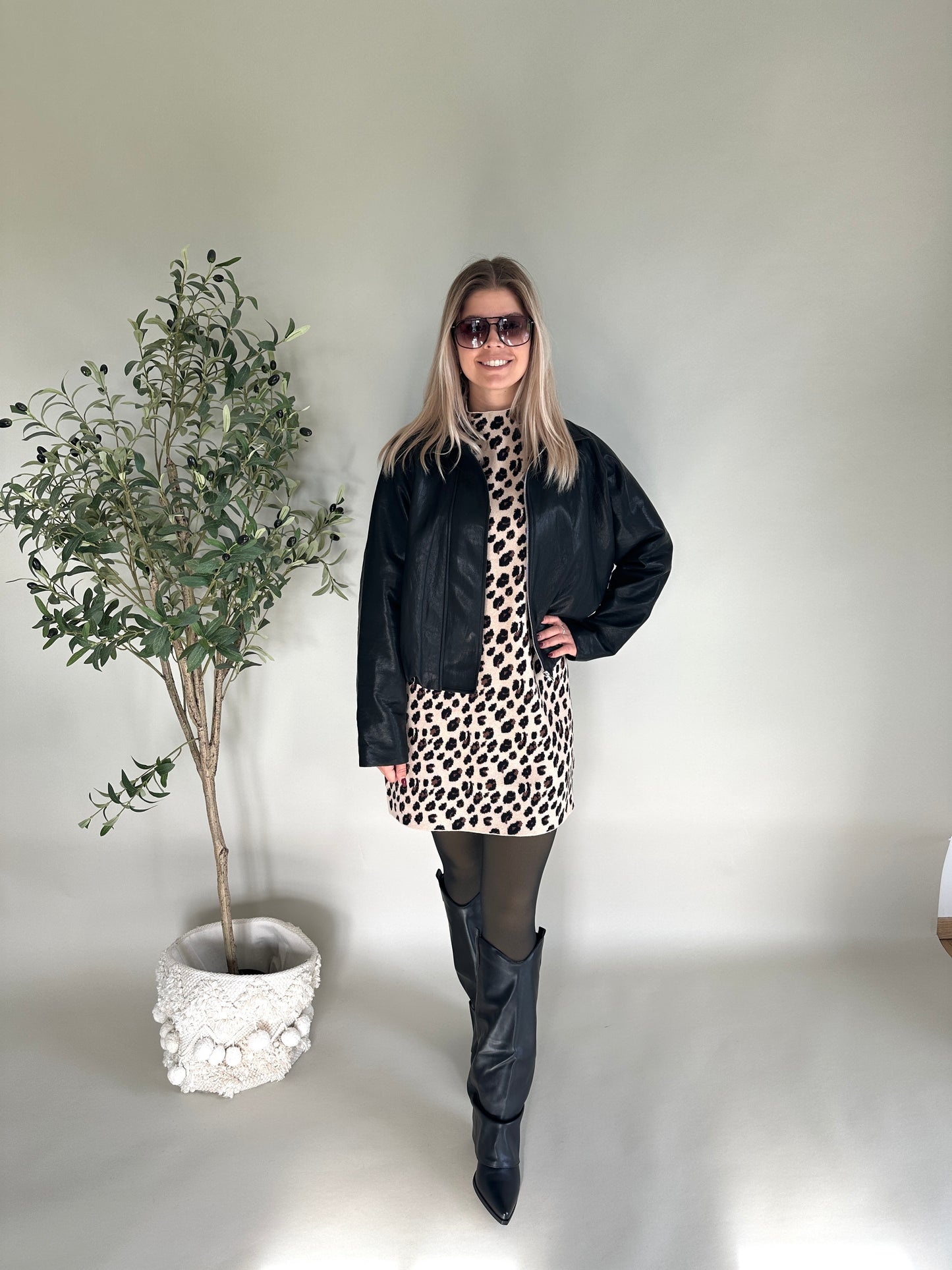 strickkleid in beige/braun/schwarz leo-muster ( kurzarm )