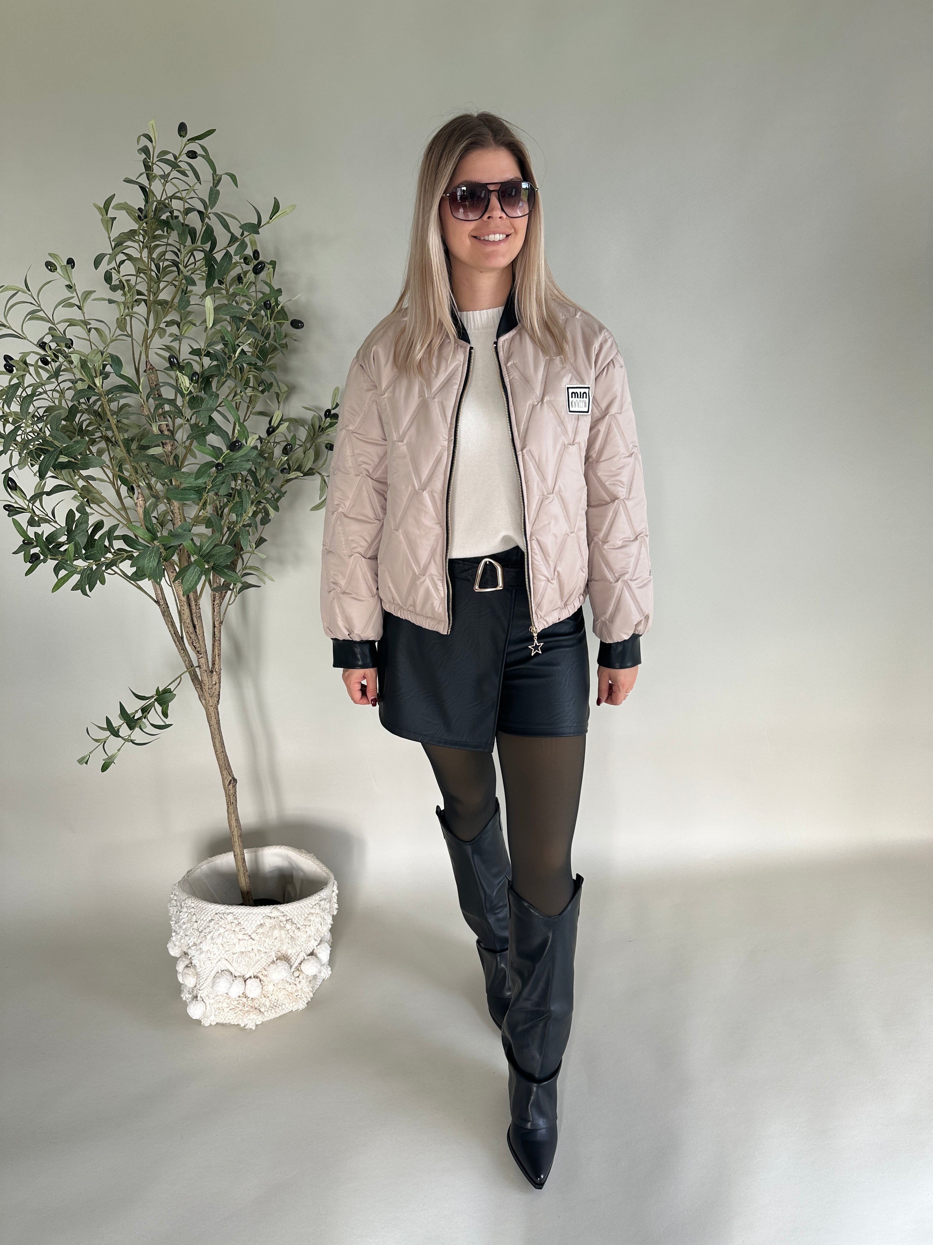 Hosen-Rock(Skort) in Schwarz Kunstleder mit goldener Spange