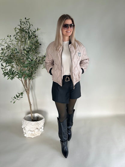 Hosen-Rock(Skort) in Schwarz Kunstleder mit goldener Spange