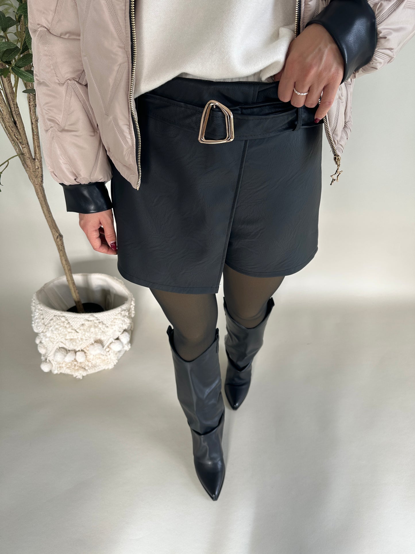 hosen-rock(skort) in schwarz kunstleder mit goldener spange