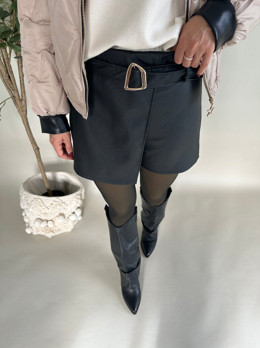 Hosen-Rock(Skort) in Schwarz Kunstleder mit goldener Spange