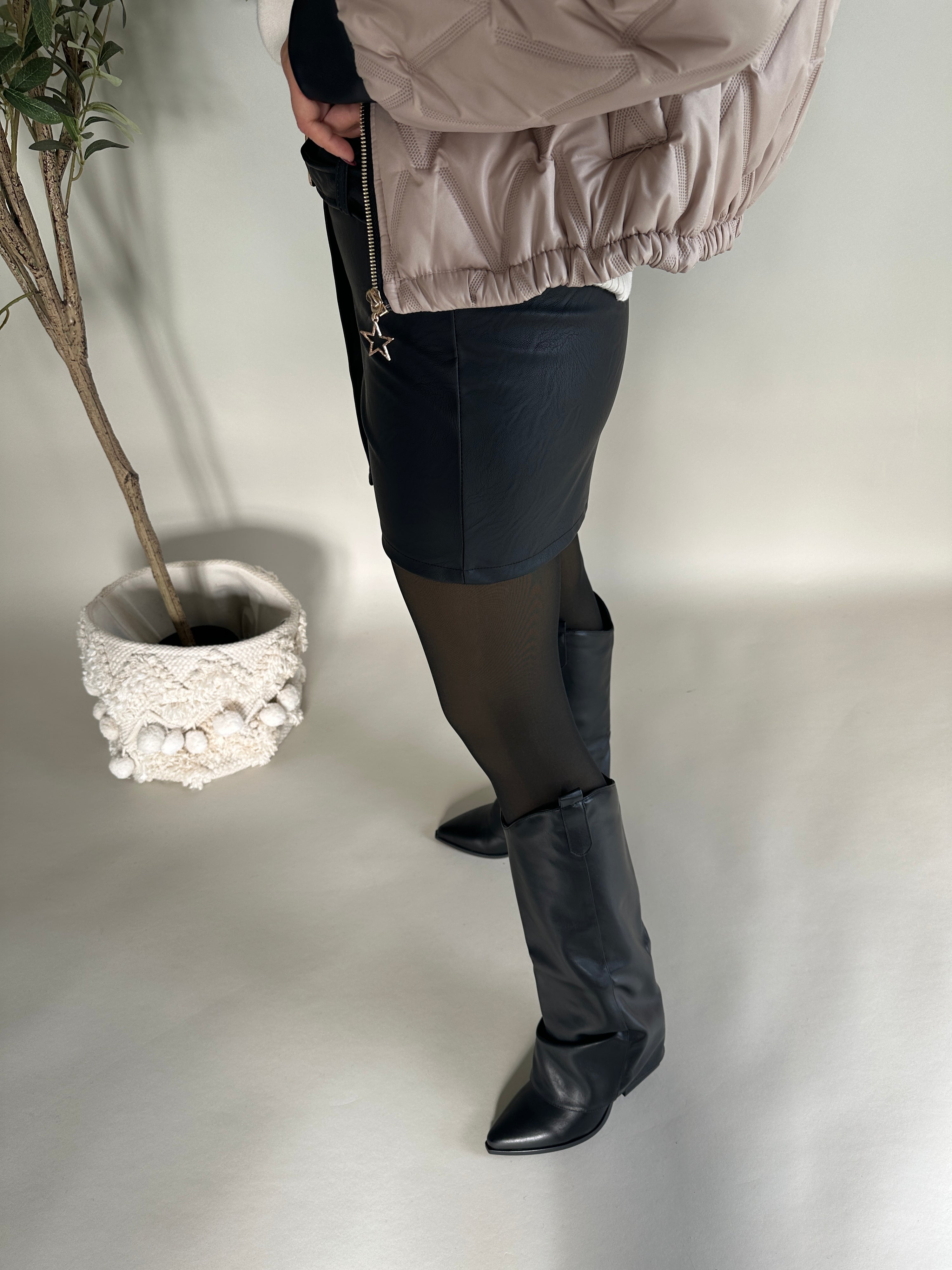 Hosen-Rock(Skort) in Schwarz Kunstleder mit goldener Spange