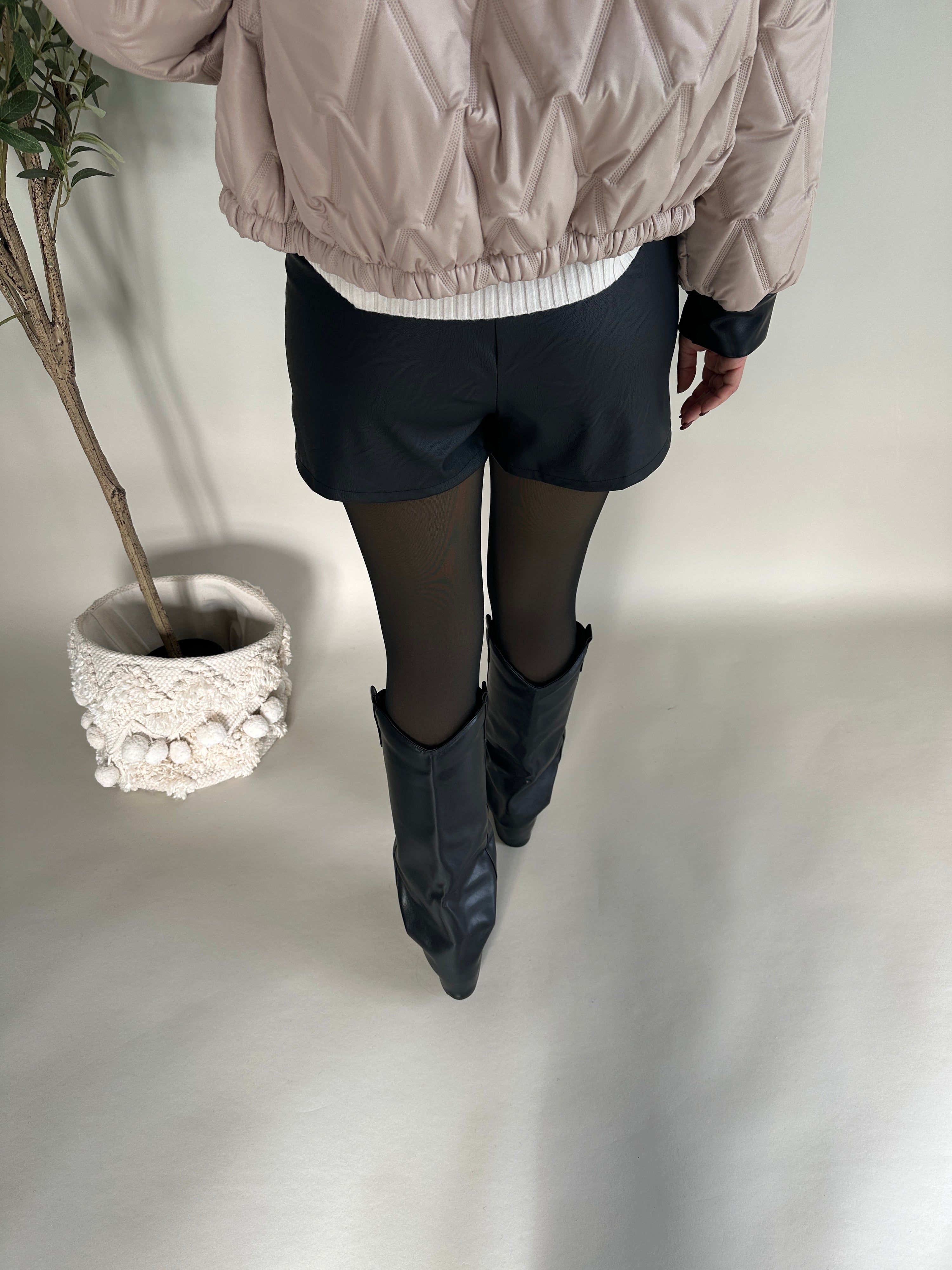 Hosen-Rock(Skort) in Schwarz Kunstleder mit goldener Spange