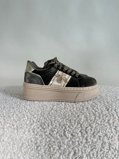 Sneaker in Olivgrün mit Glitzerbiene an der Seite