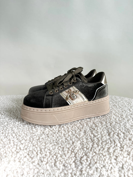 Sneaker in Olivgrün mit Glitzerbiene an der Seite