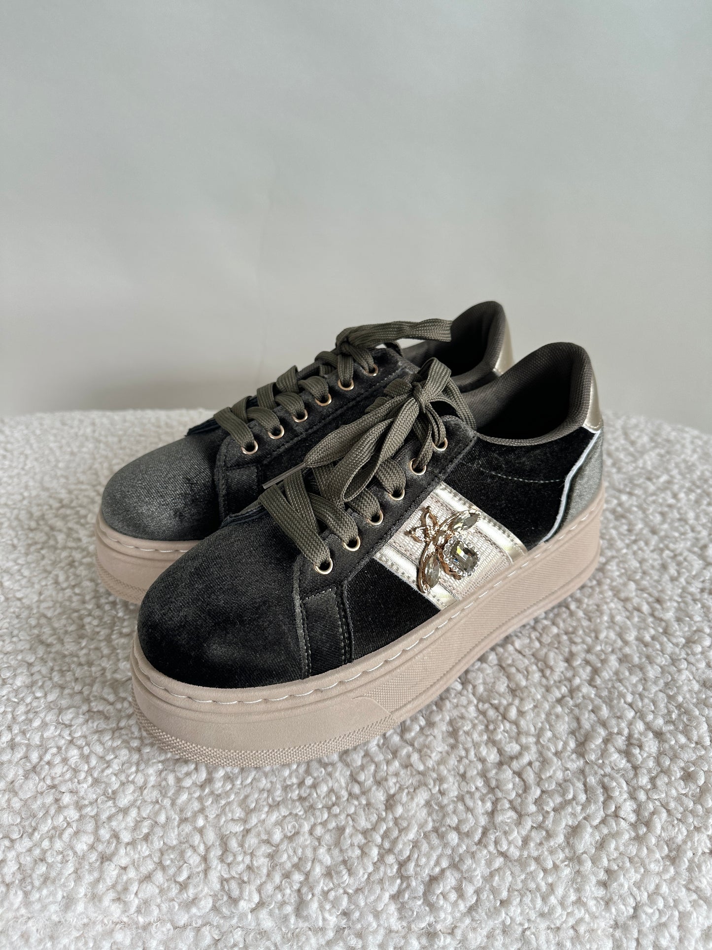 sneaker in olivgrün mit glitzerbiene an der seite