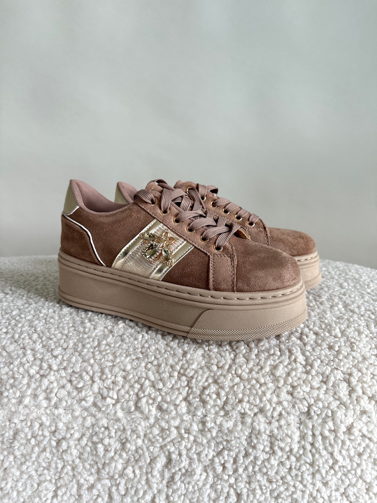 sneaker braun/beige mit glitzerbiene an der seite