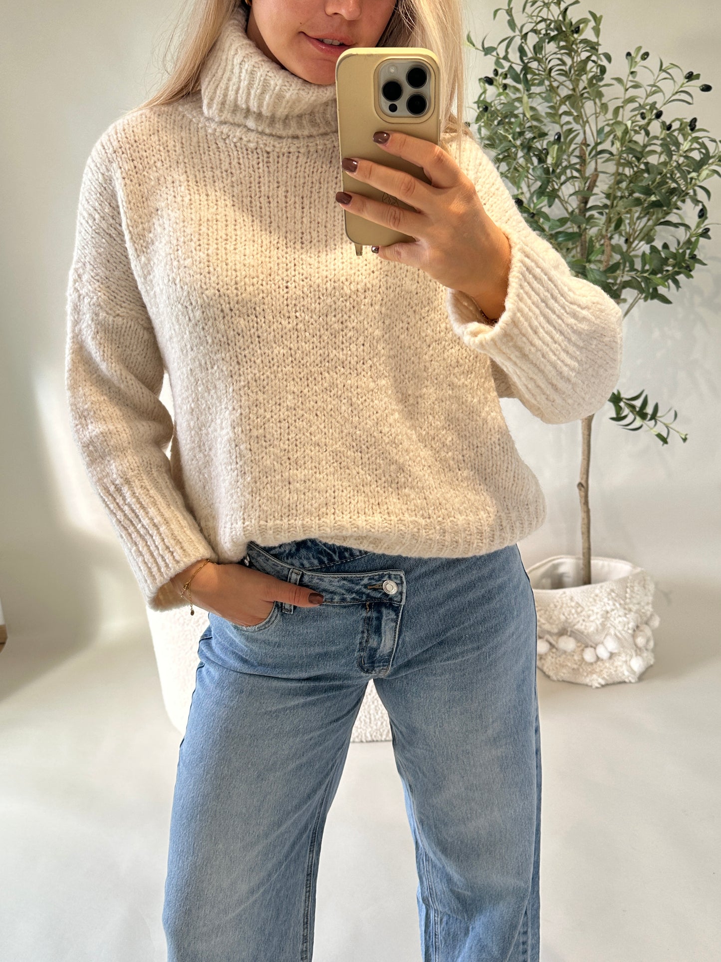 pullover in wollweiß mit  weitem rollkragen