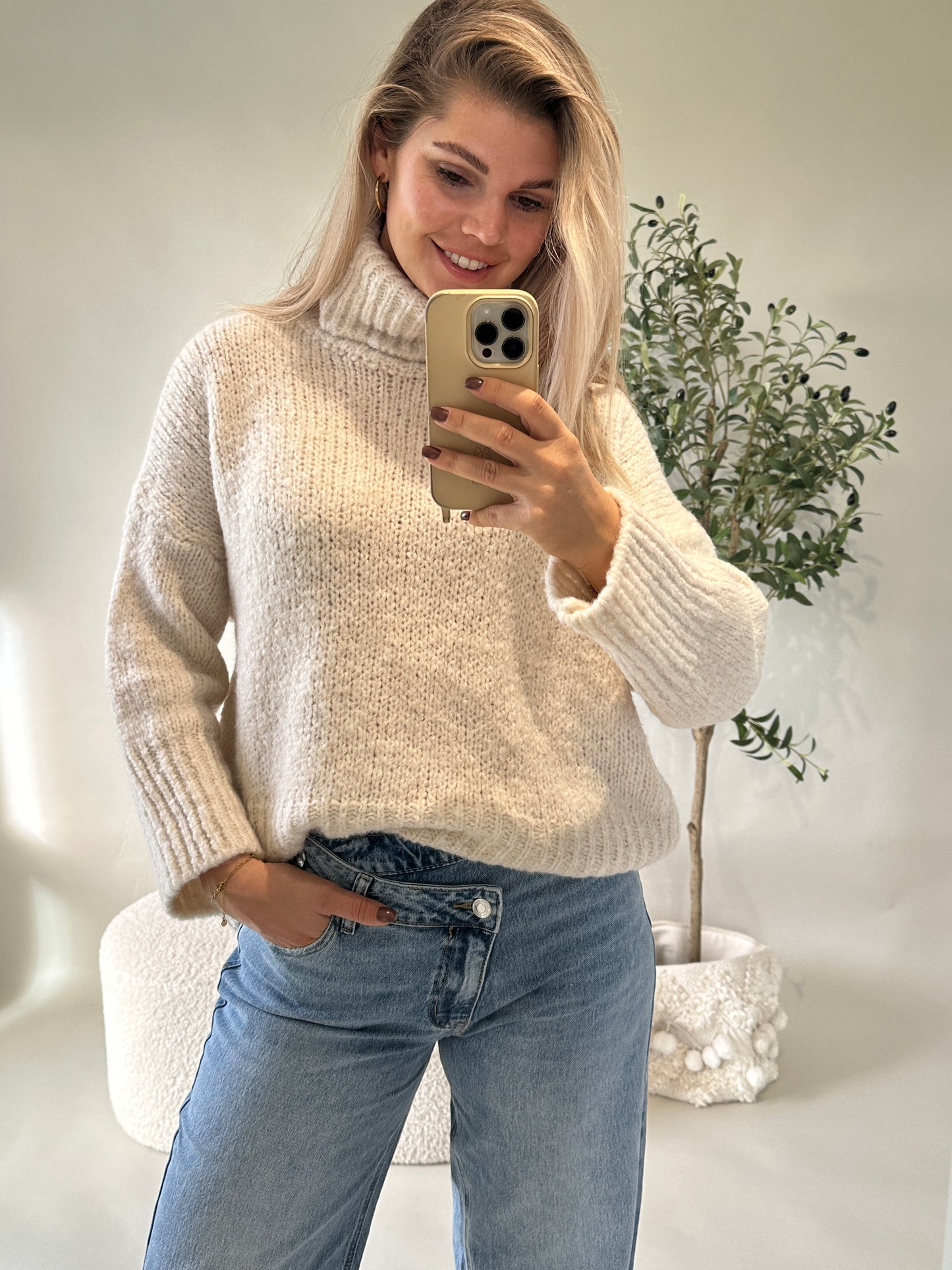pullover in wollweiß mit  weitem rollkragen