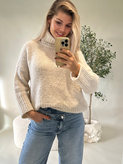 Pullover in Wollweiß mit  weitem Rollkragen