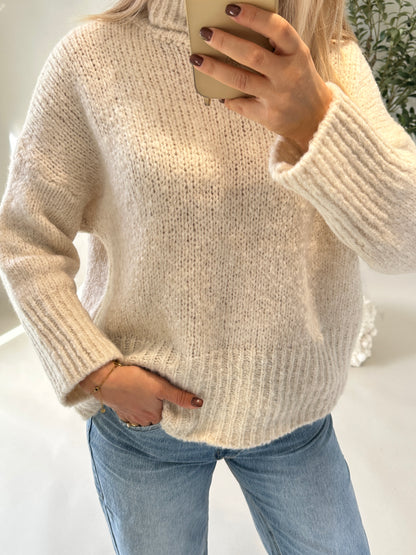 Pullover in Wollweiß mit  weitem Rollkragen
