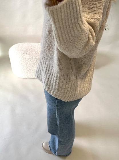 Pullover in Wollweiß mit  weitem Rollkragen