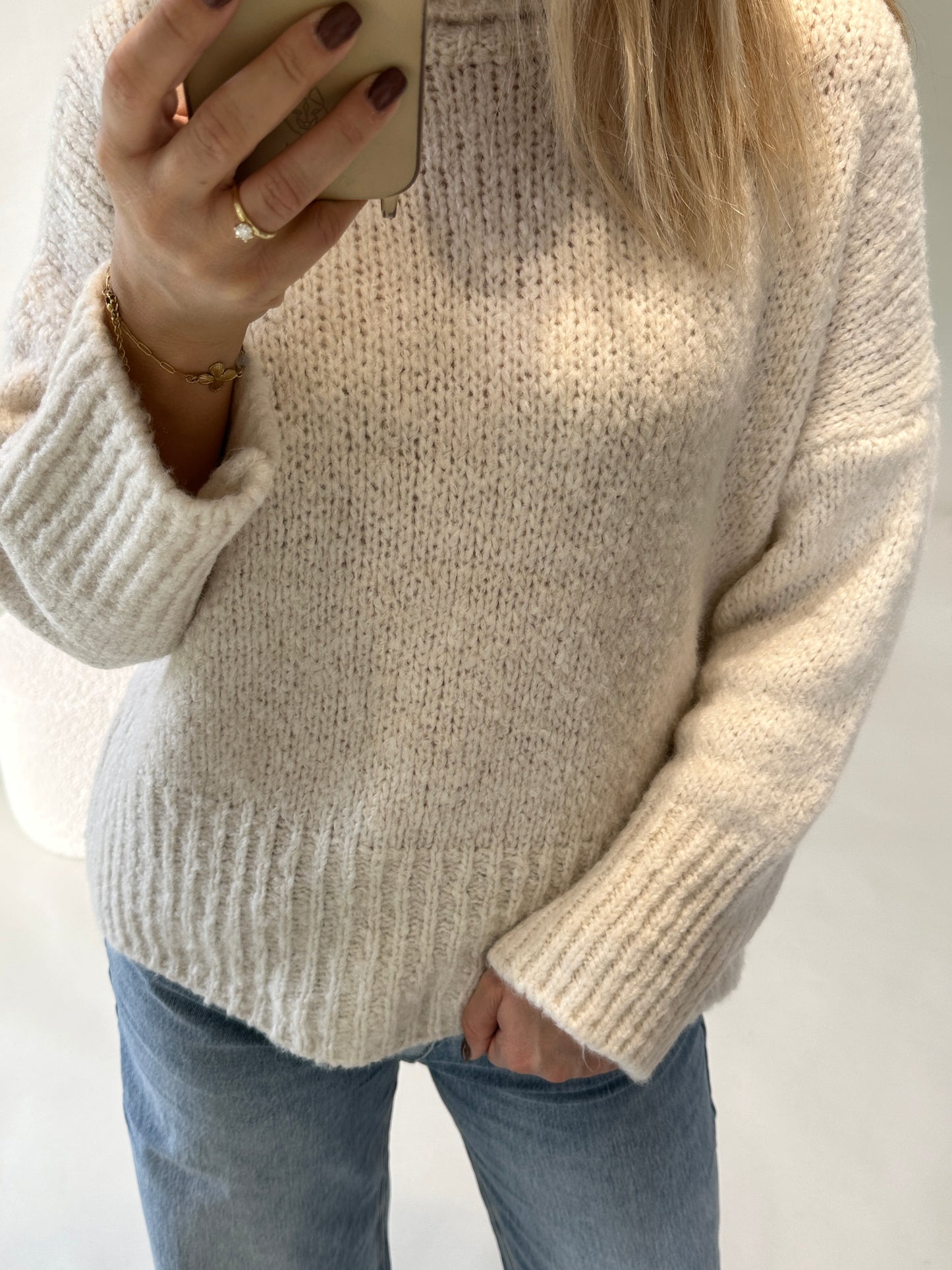 pullover in wollweiß mit  weitem rollkragen