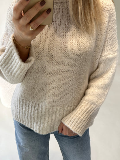 Pullover in Wollweiß mit  weitem Rollkragen