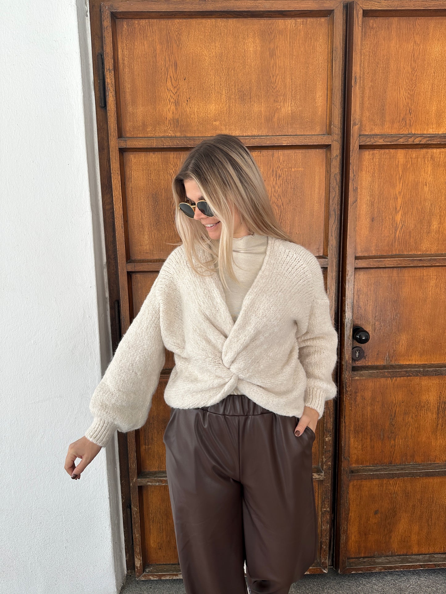 shirt in beige mit rüschenabschluß am hals und an den ärmel