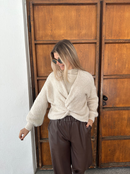Shirt in Beige mit Rüschenabschluß am Hals und an den Ärmel