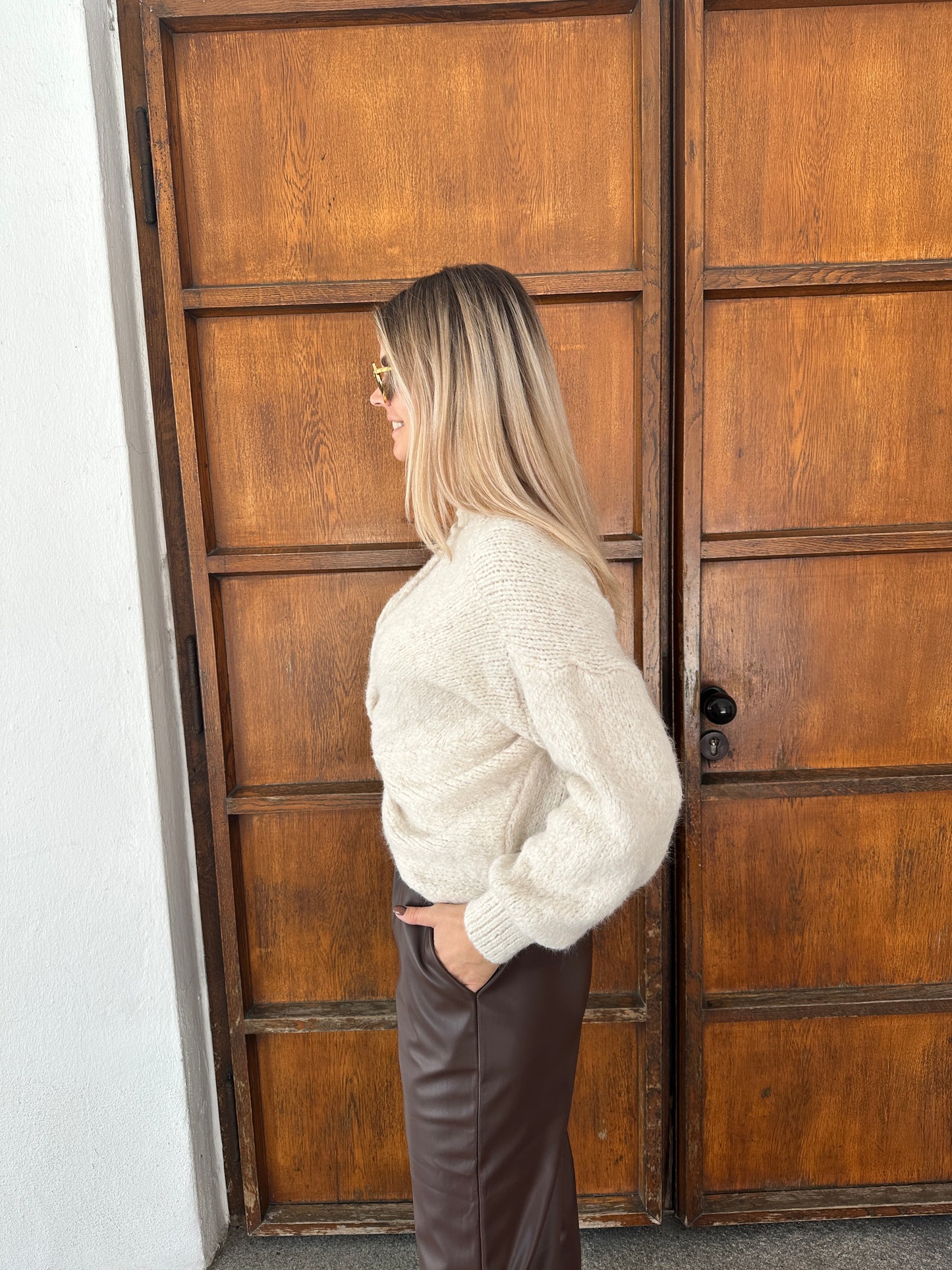 verspielter pullover mit knoten vorne