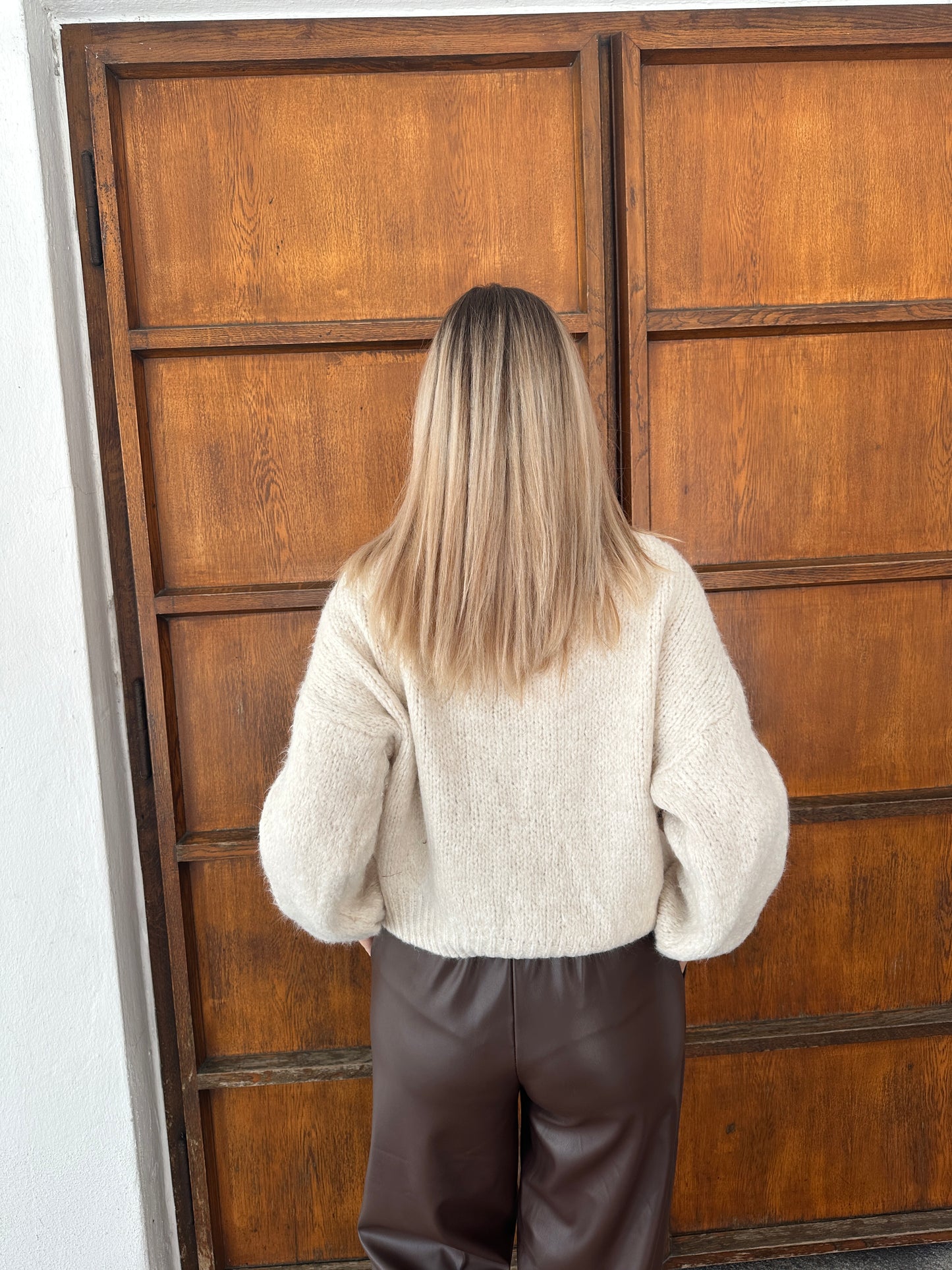 verspielter pullover mit knoten vorne