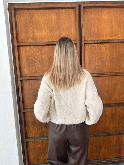 Verspielter Pullover mit Knoten vorne