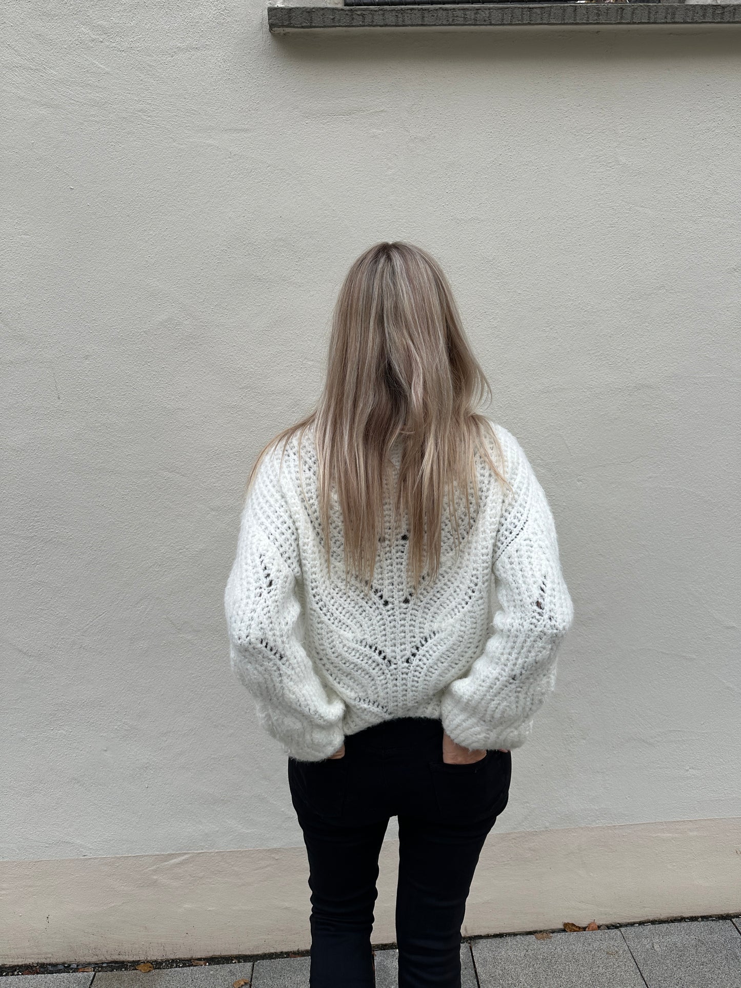 strickpullover mit lochmuster  in wollweiß