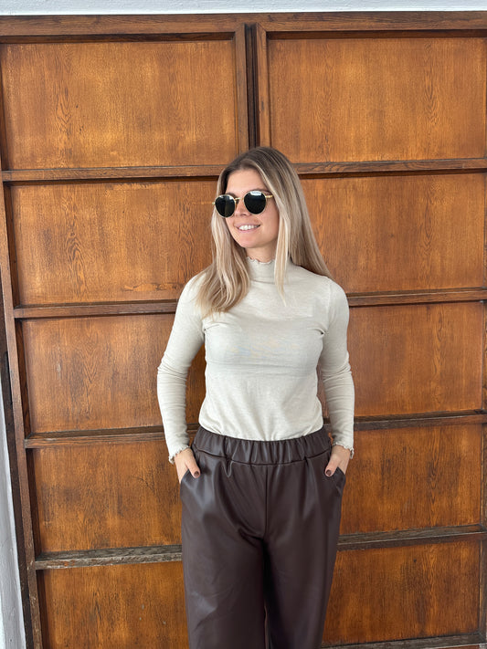 Shirt in Beige mit Rüschenabschluß am Hals und an den Ärmel