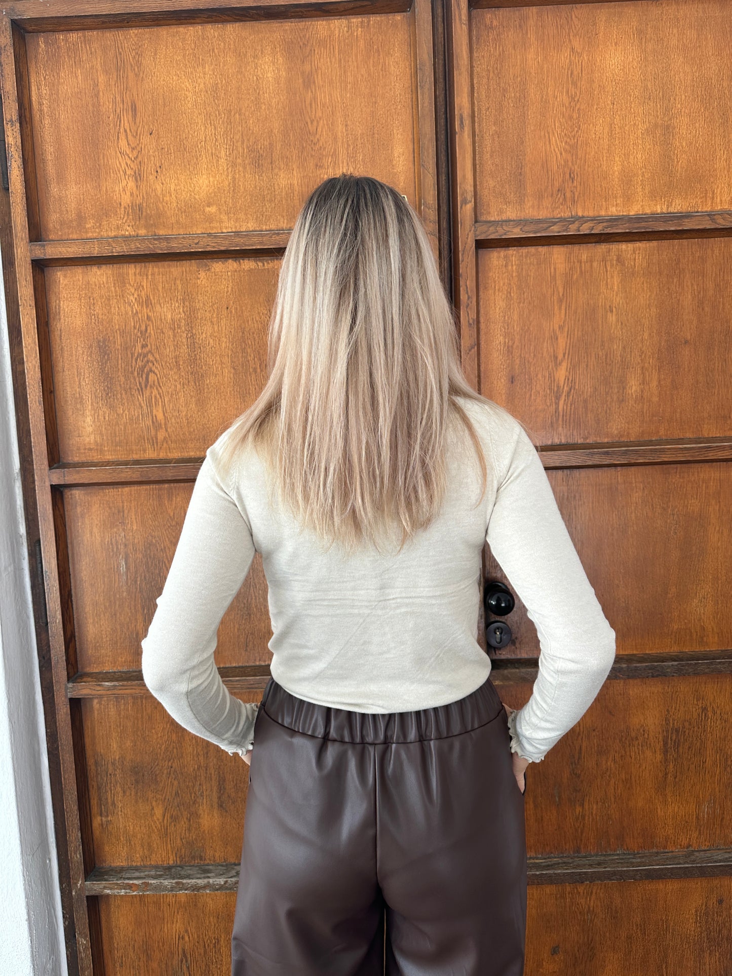 shirt in beige mit rüschenabschluß am hals und an den ärmel