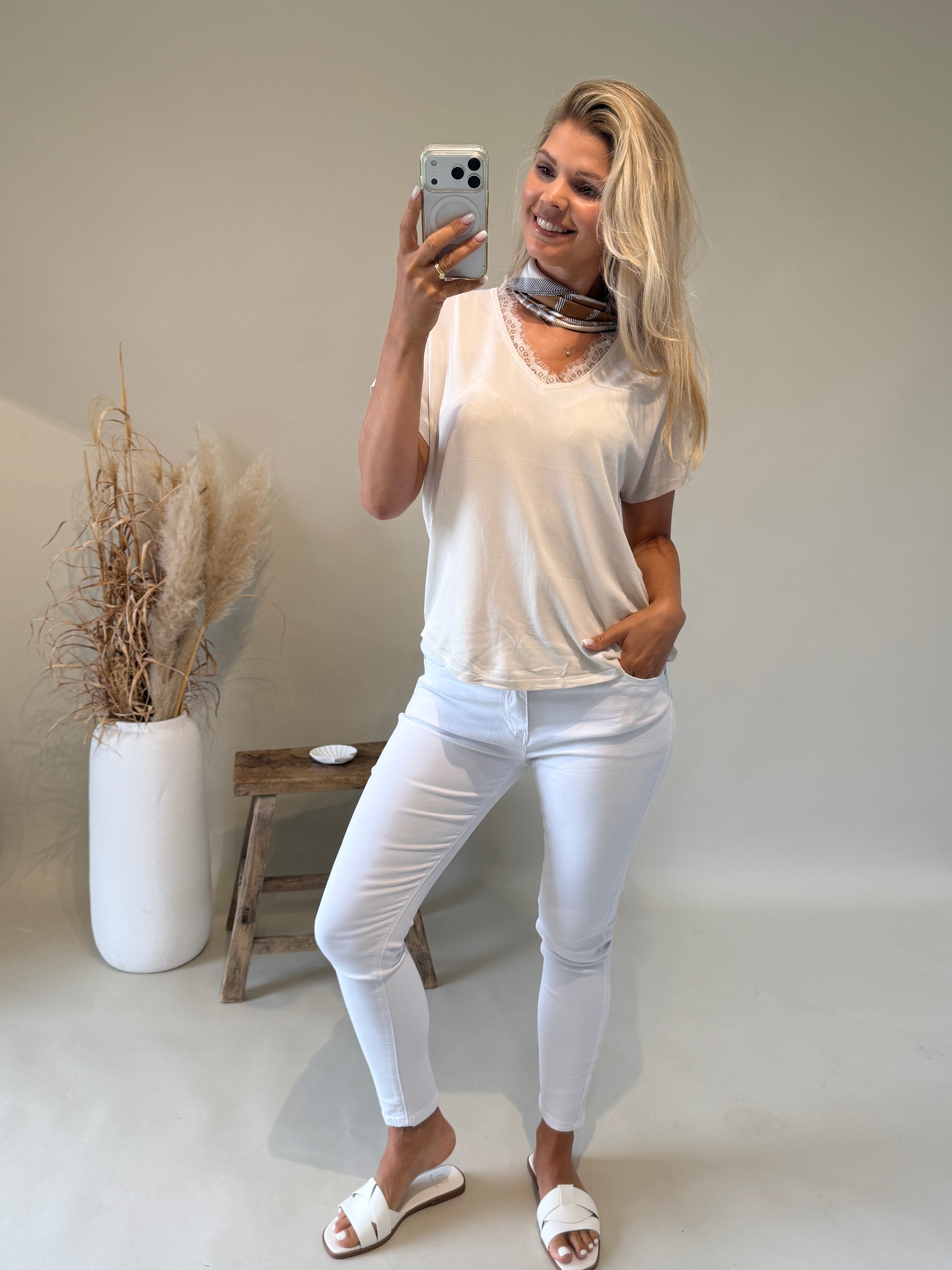 Pullover in Beige mit Spitze am Ausschnitt