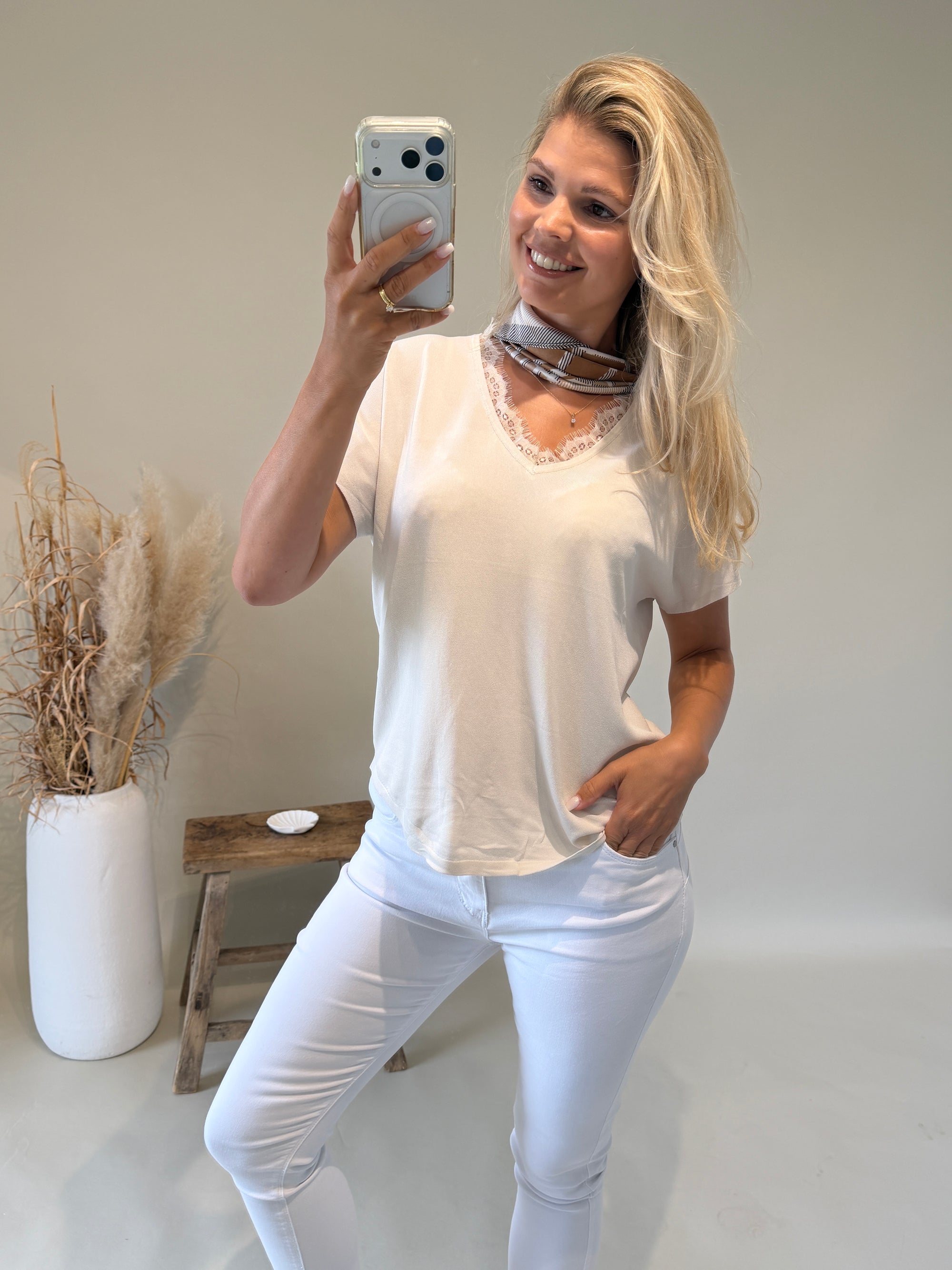Pullover in Beige mit Spitze am Ausschnitt