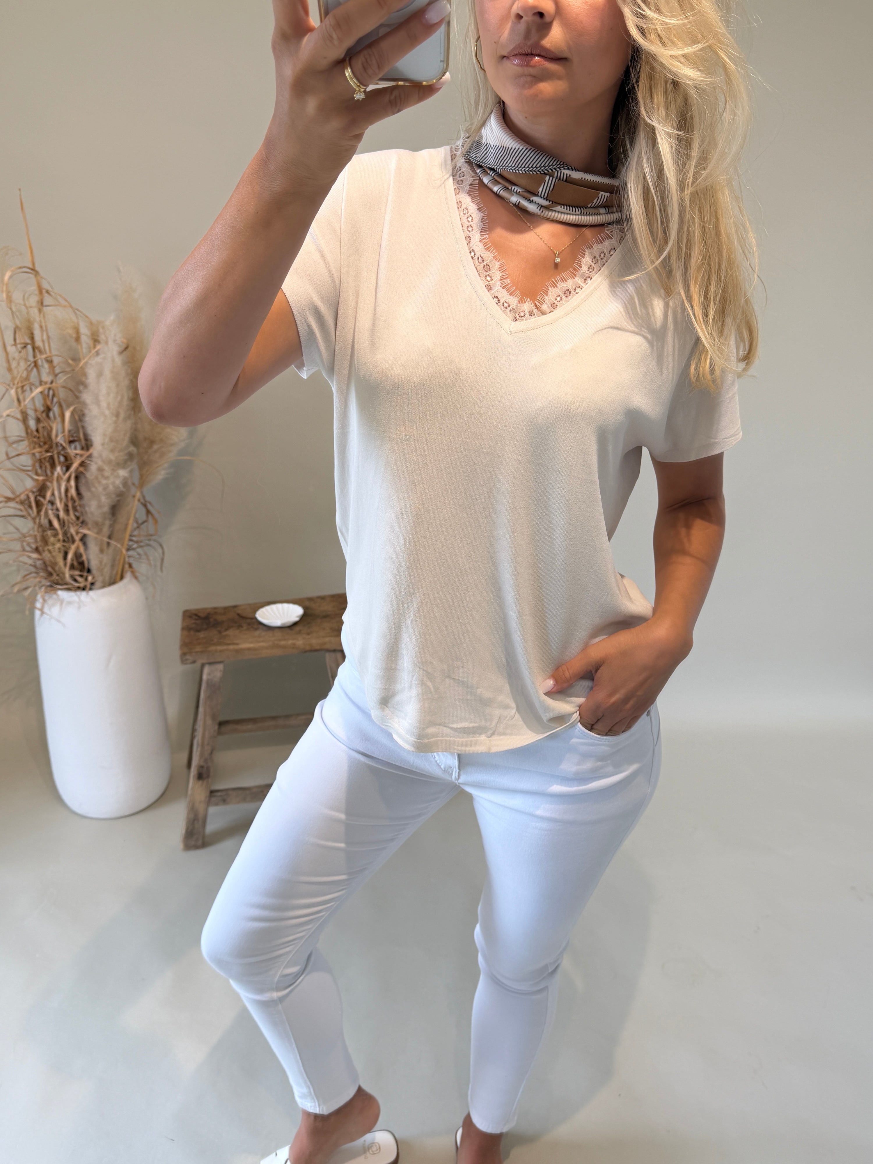 Pullover in Beige mit Spitze am Ausschnitt