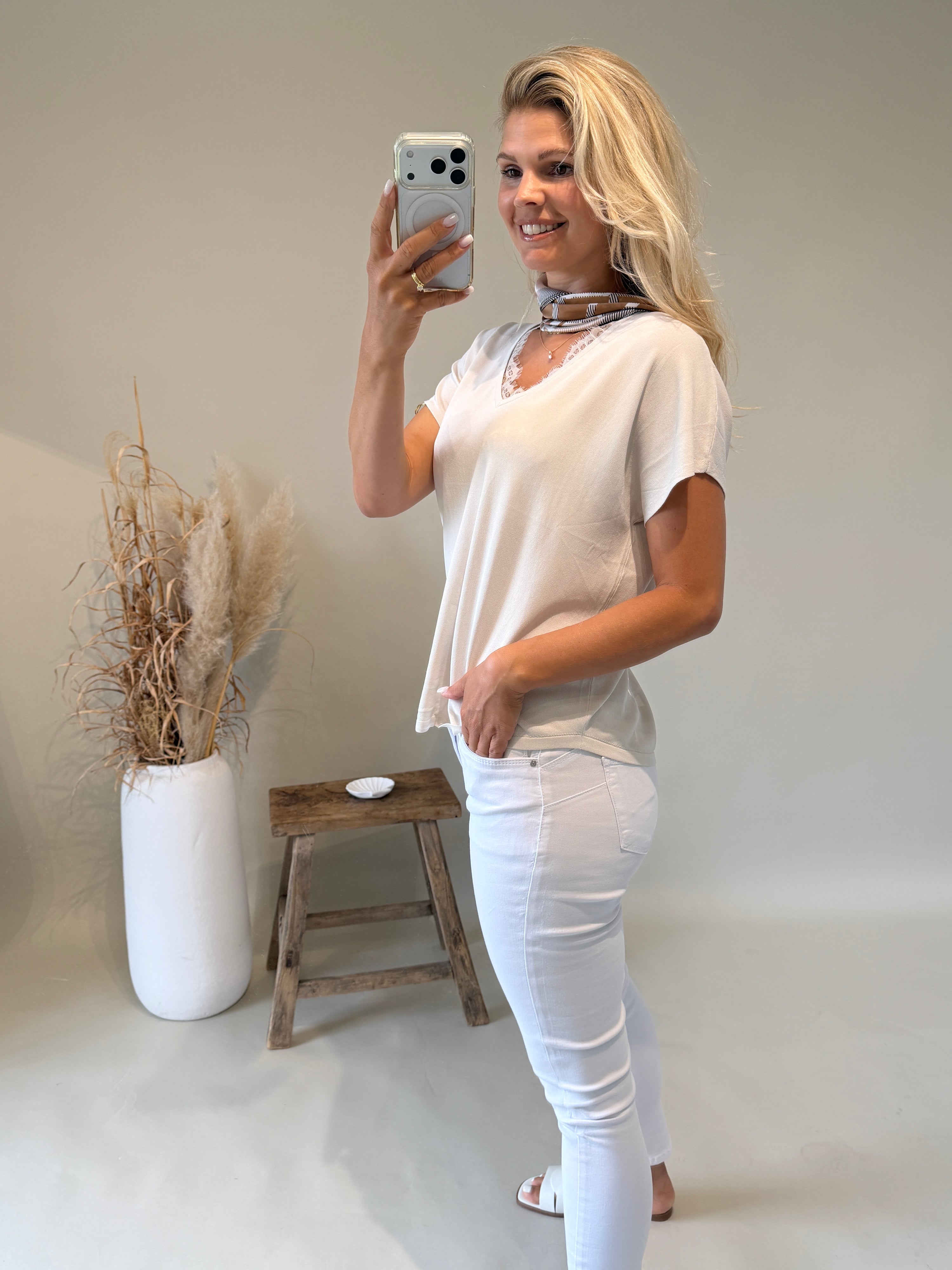 Pullover in Beige mit Spitze am Ausschnitt