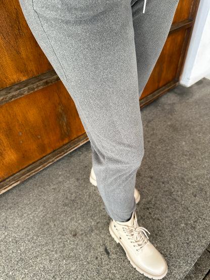 Hose in Grau mit Gummibund