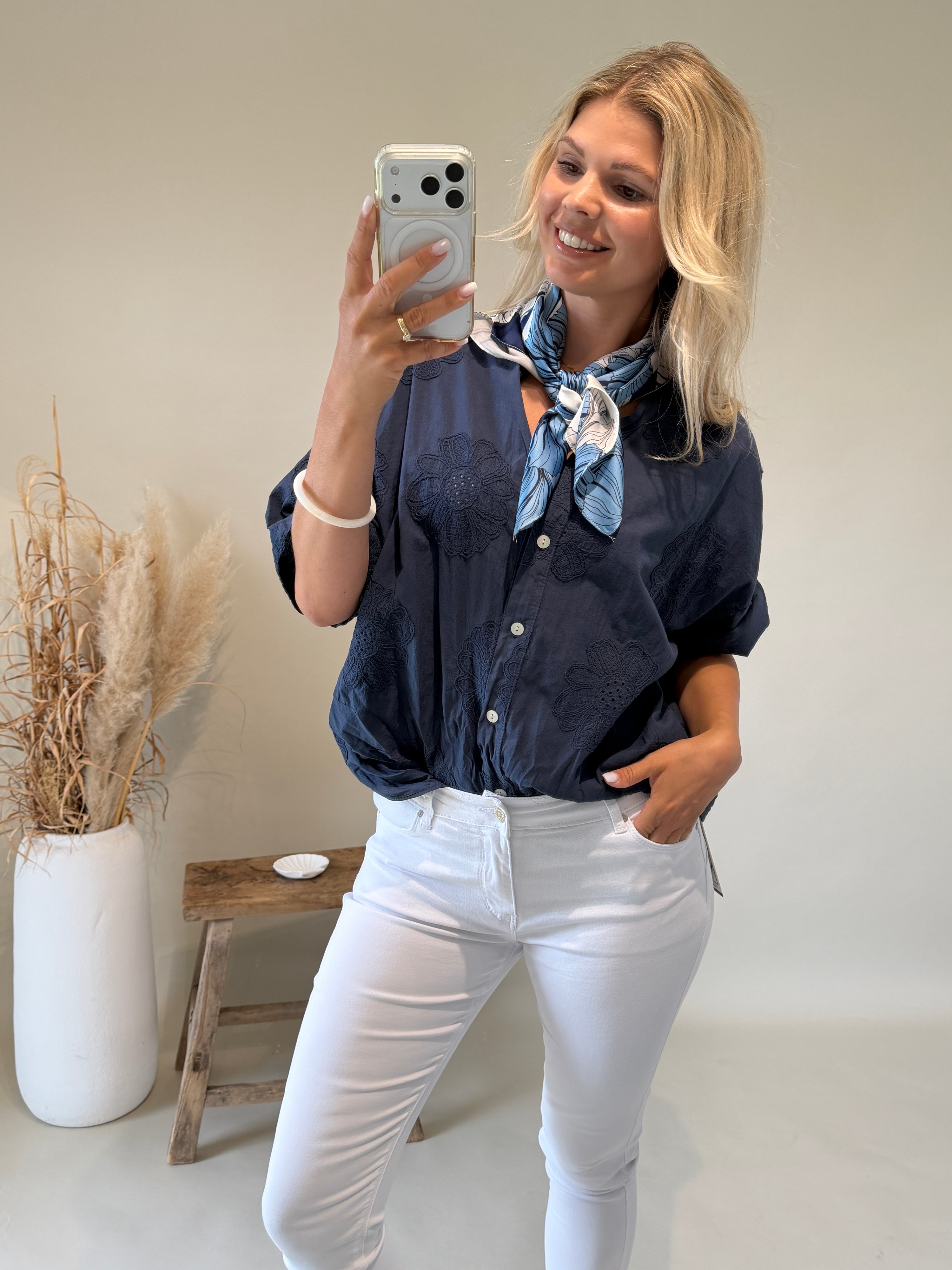 Bluse in Dunkelblau mit (  Blumen gestickt )
