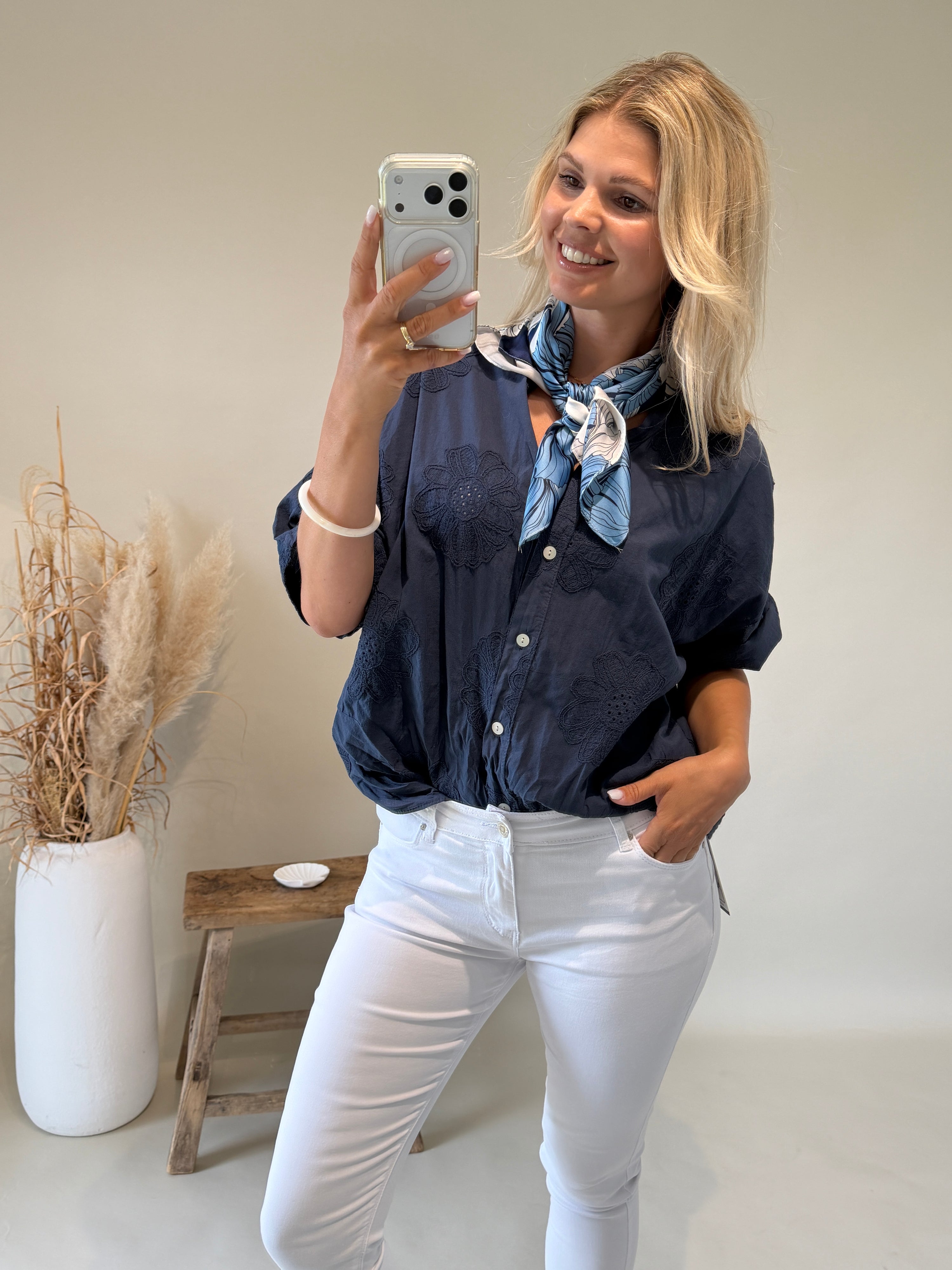 Bluse in Dunkelblau mit (  Blumen gestickt )