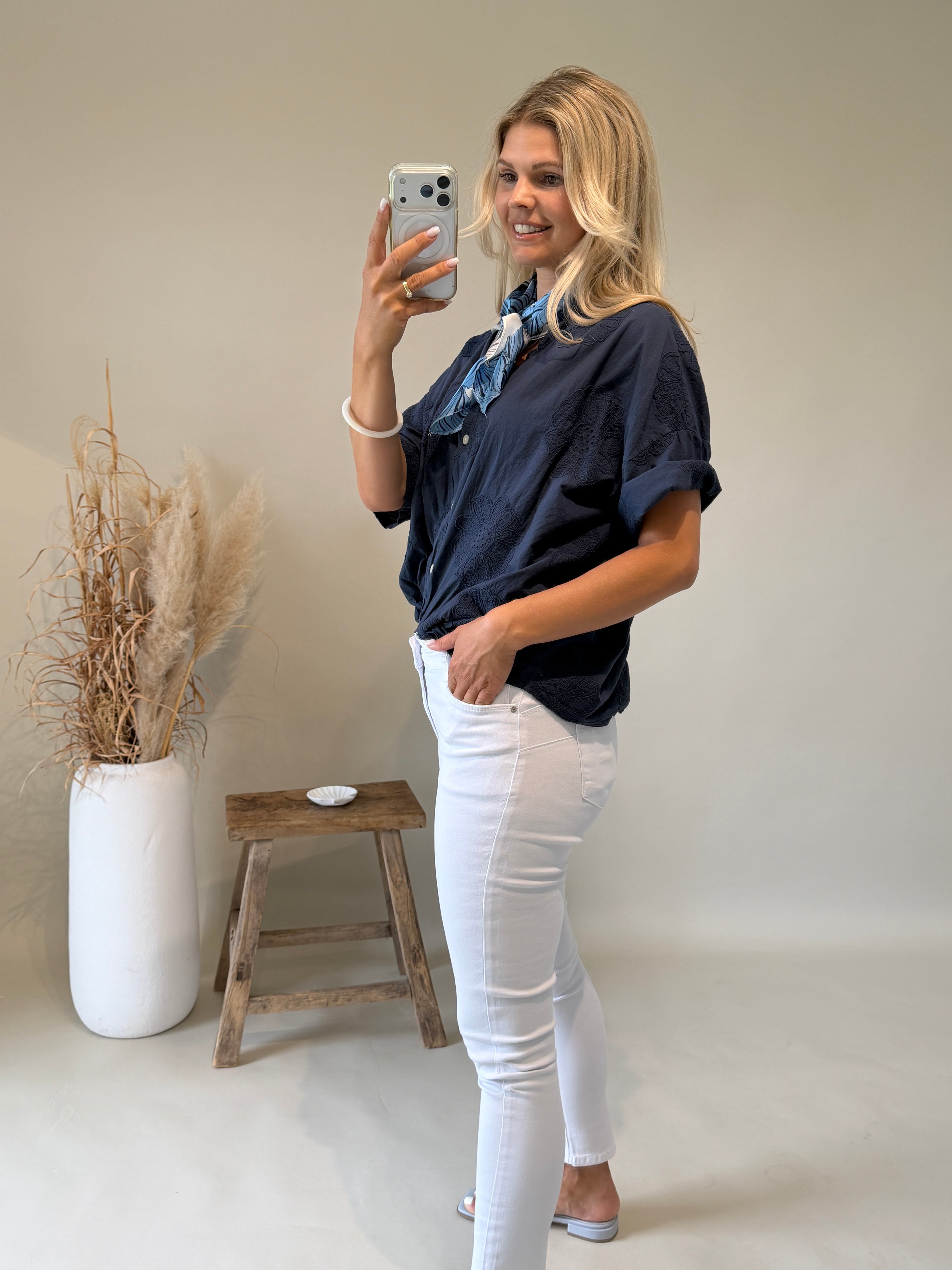 Bluse in Dunkelblau mit (  Blumen gestickt )