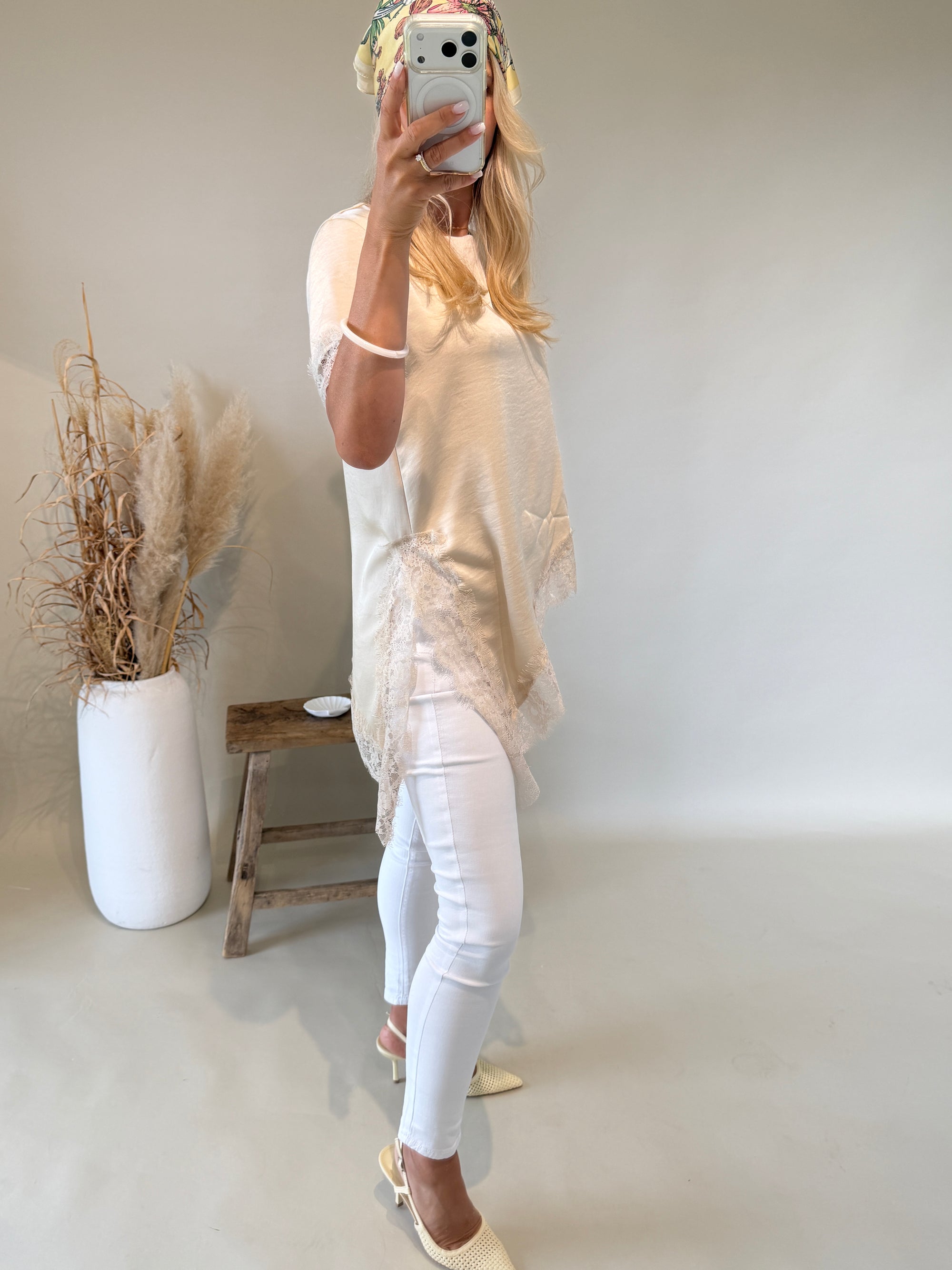 Bluse in Beige ( schräg )mit Spitze an Ärmel und Bund