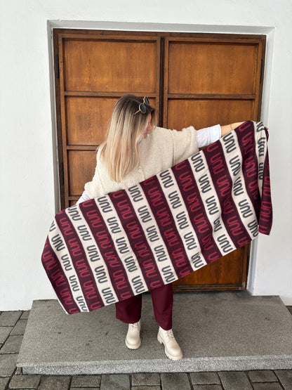 Schal in Burgundy/Wollweiß mit Aufdruck NUN