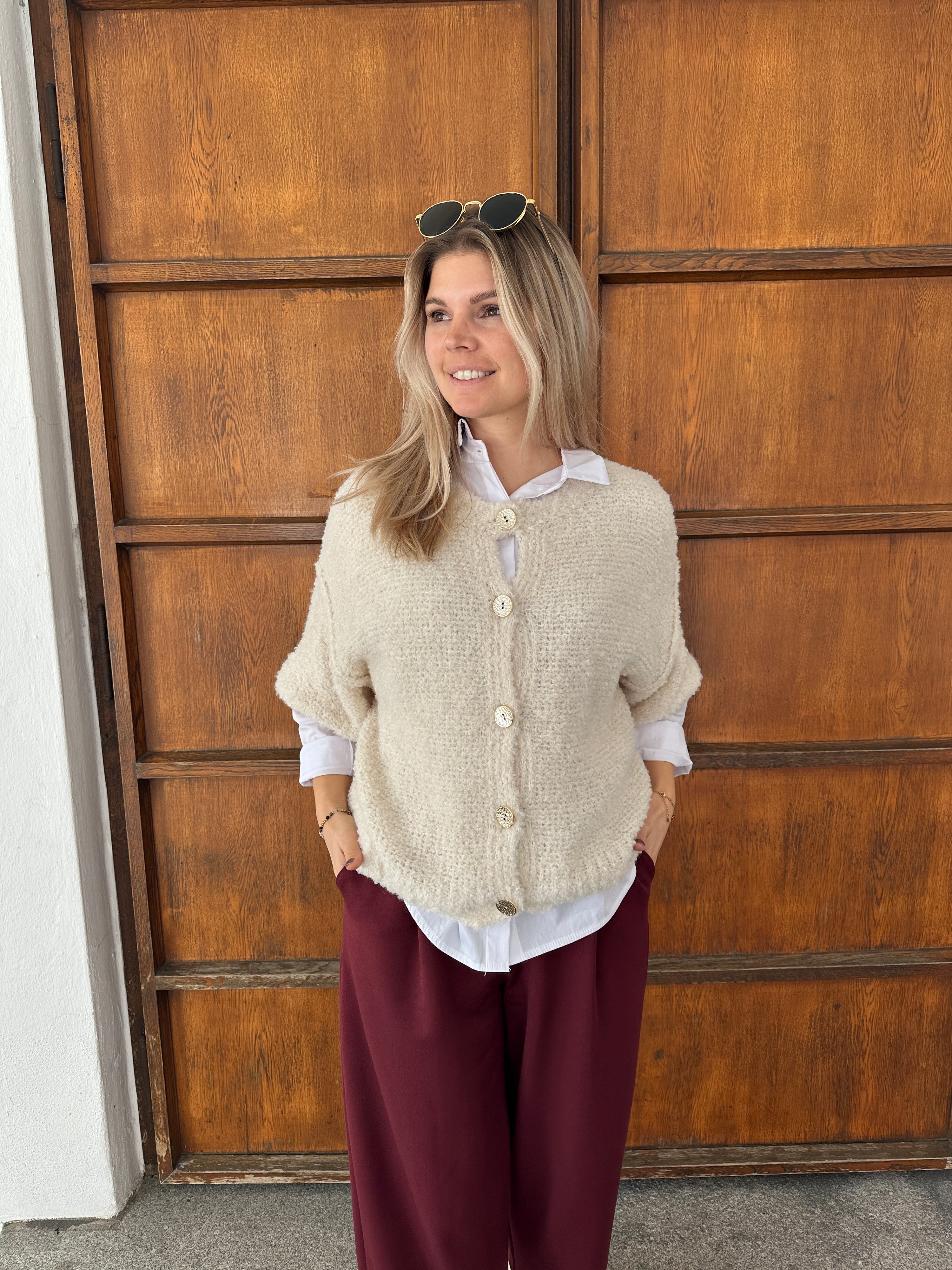 Strickjacke in Wollweiß mit goldene Knöpfe (Kurzarm)